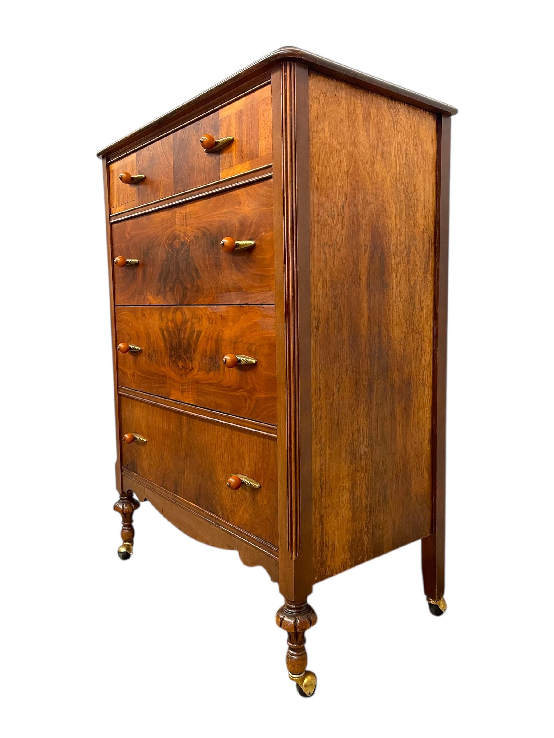 Antico comò Art Deco con maniglie in bachelite e ottone In condizioni buone in vendita a Seattle, WA