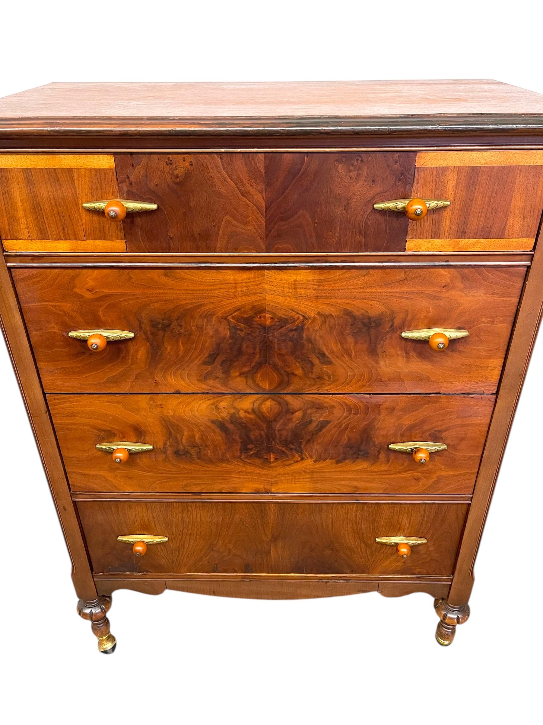 Fine XX secolo Antico comò Art Deco con maniglie in bachelite e ottone in vendita