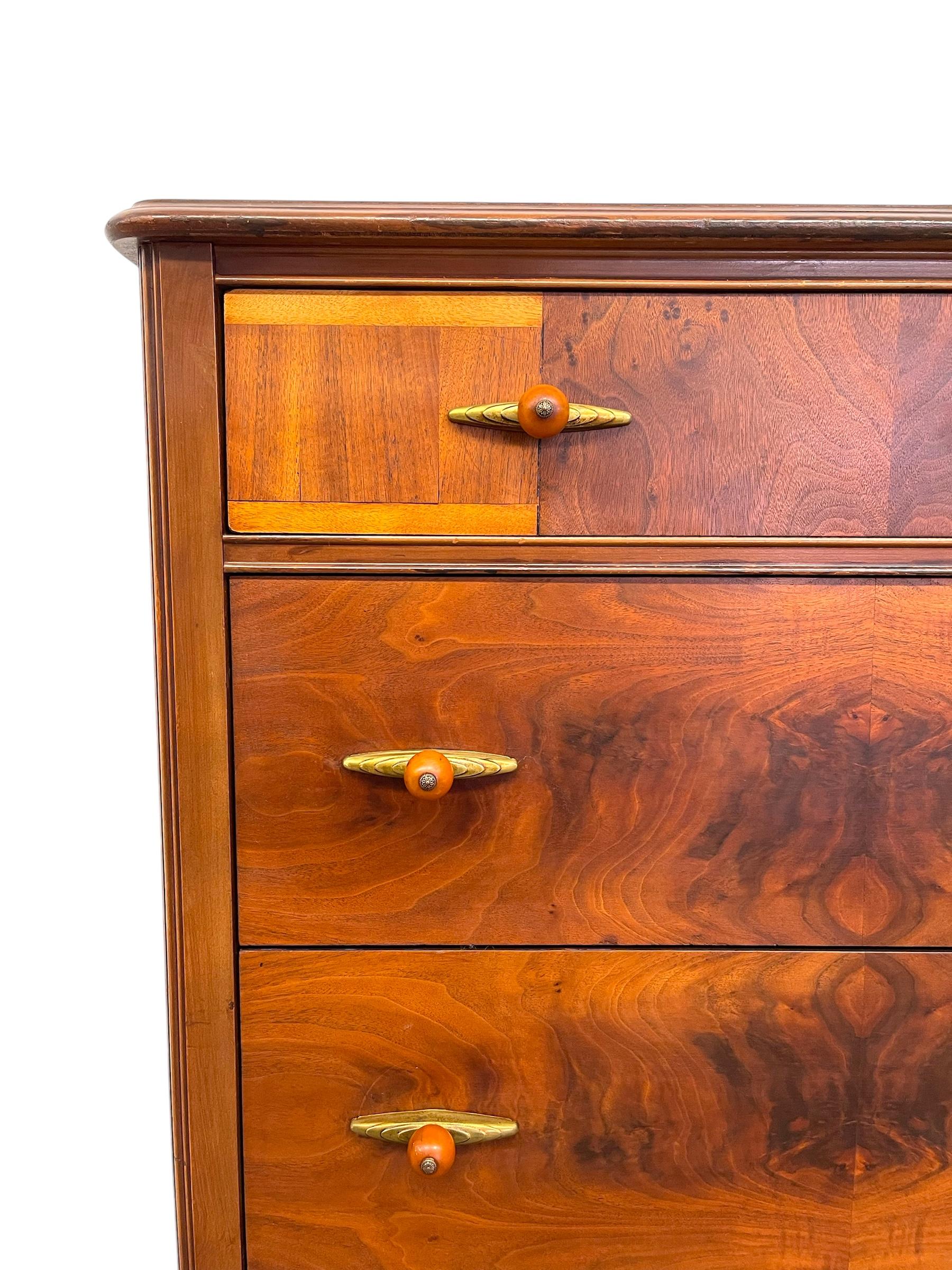 Legno Antico comò Art Deco con maniglie in bachelite e ottone in vendita