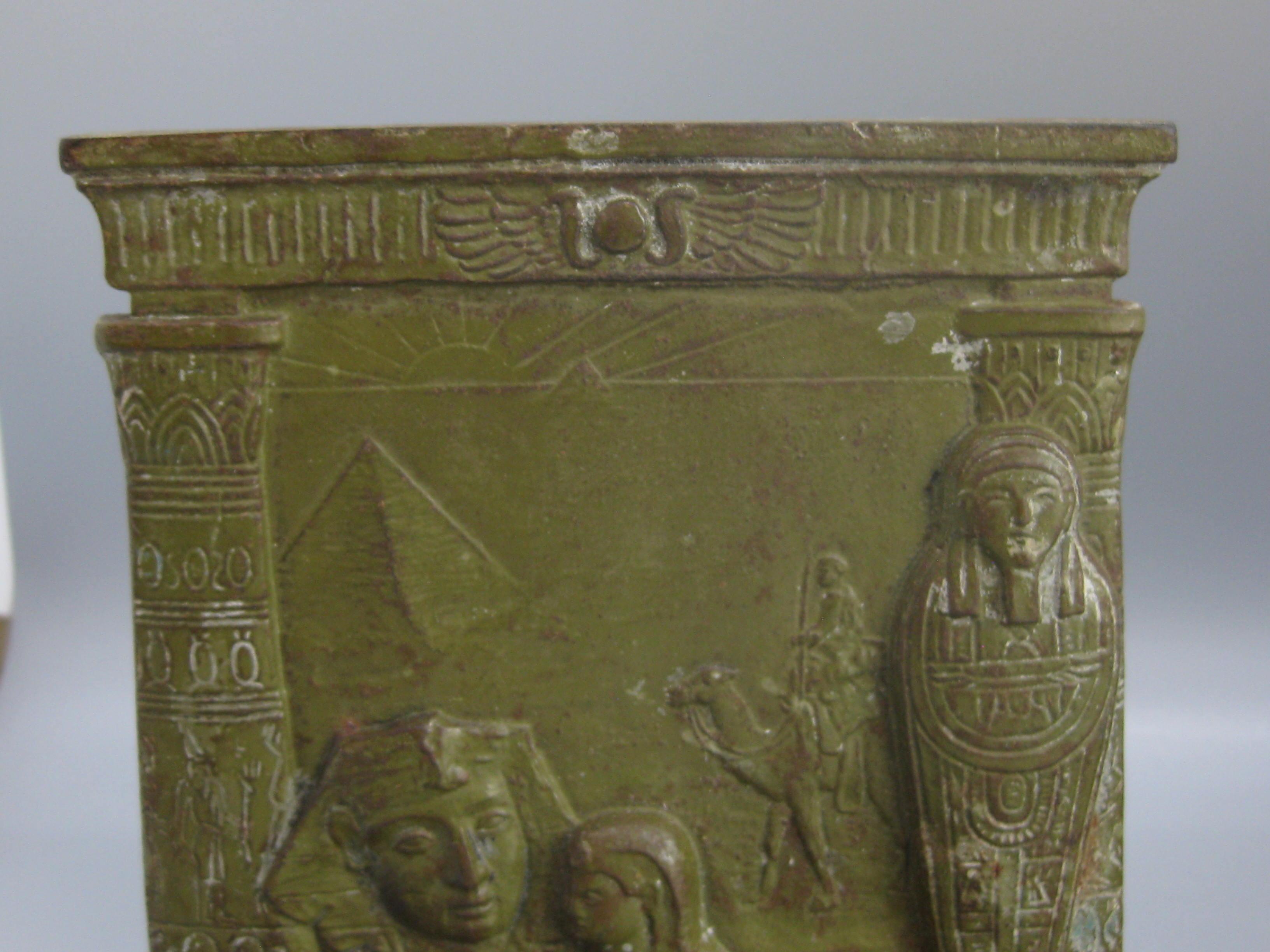 Serre-livres Art Déco ancien de style néo-égyptien Judd n° 9900 en fonte embossée sphinx en vente 5