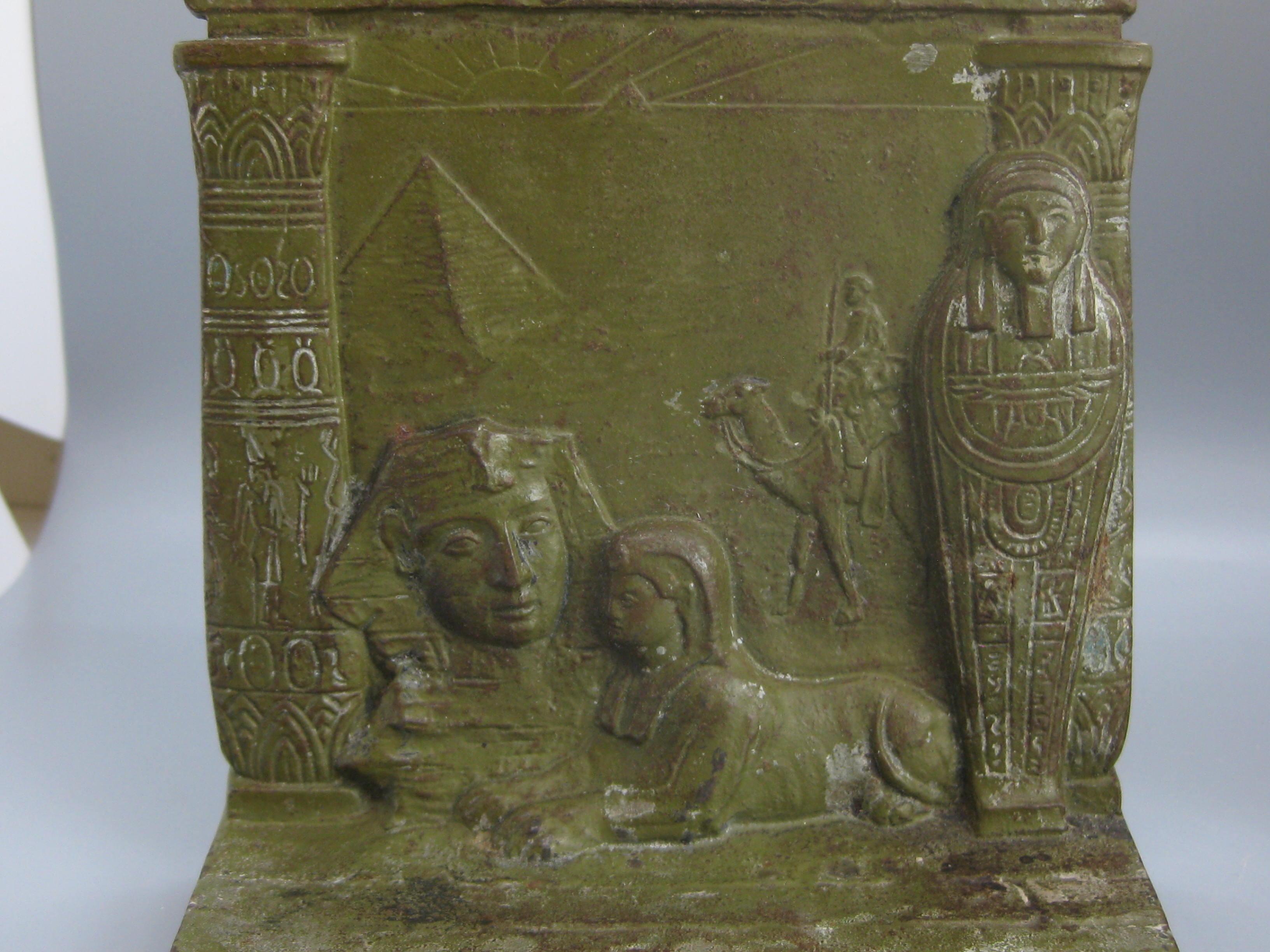 Serre-livres Art Déco ancien de style néo-égyptien Judd n° 9900 en fonte embossée sphinx en vente 6