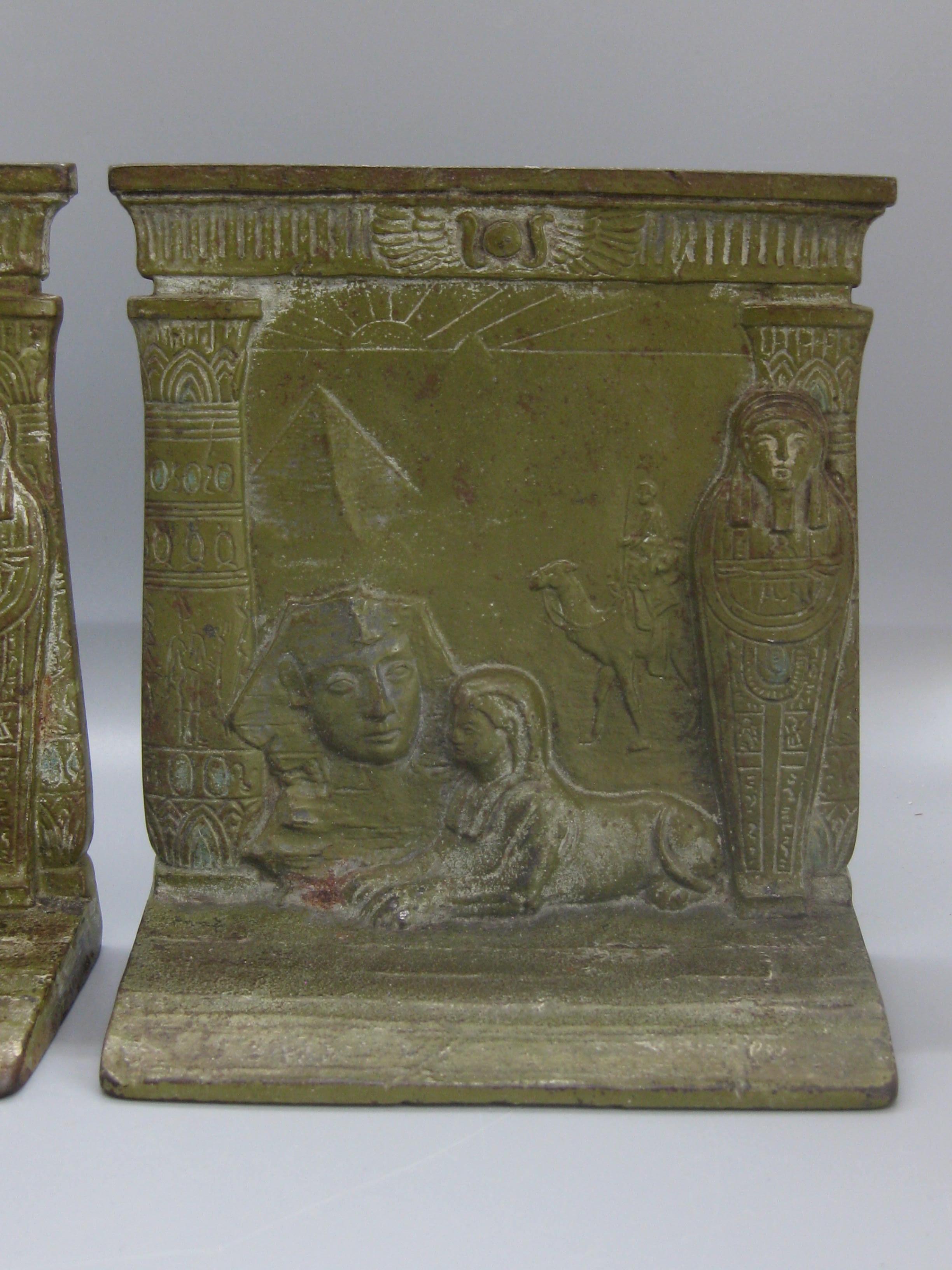 Américain Serre-livres Art Déco ancien de style néo-égyptien Judd n° 9900 en fonte embossée sphinx en vente