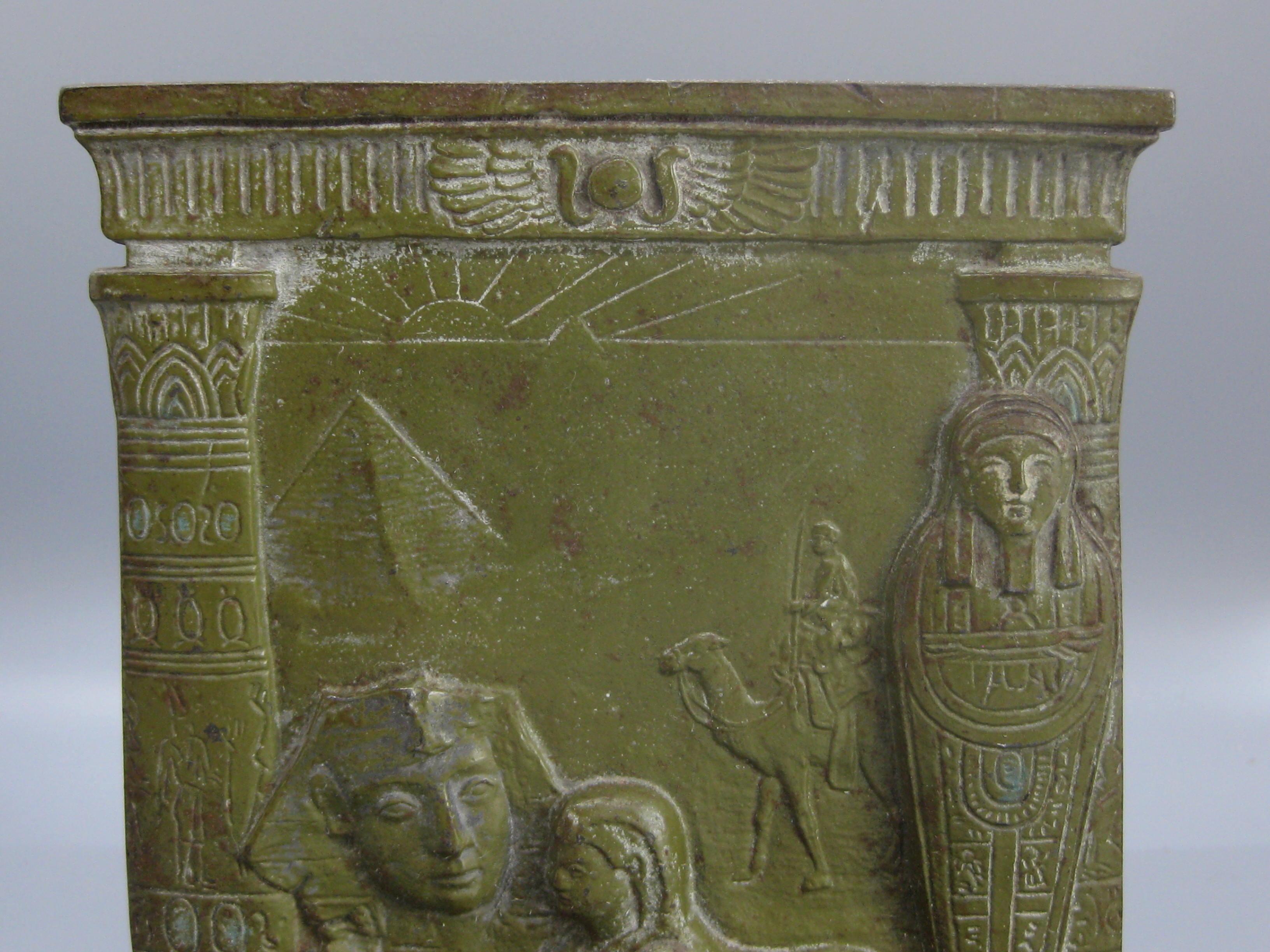 20ième siècle Serre-livres Art Déco ancien de style néo-égyptien Judd n° 9900 en fonte embossée sphinx en vente
