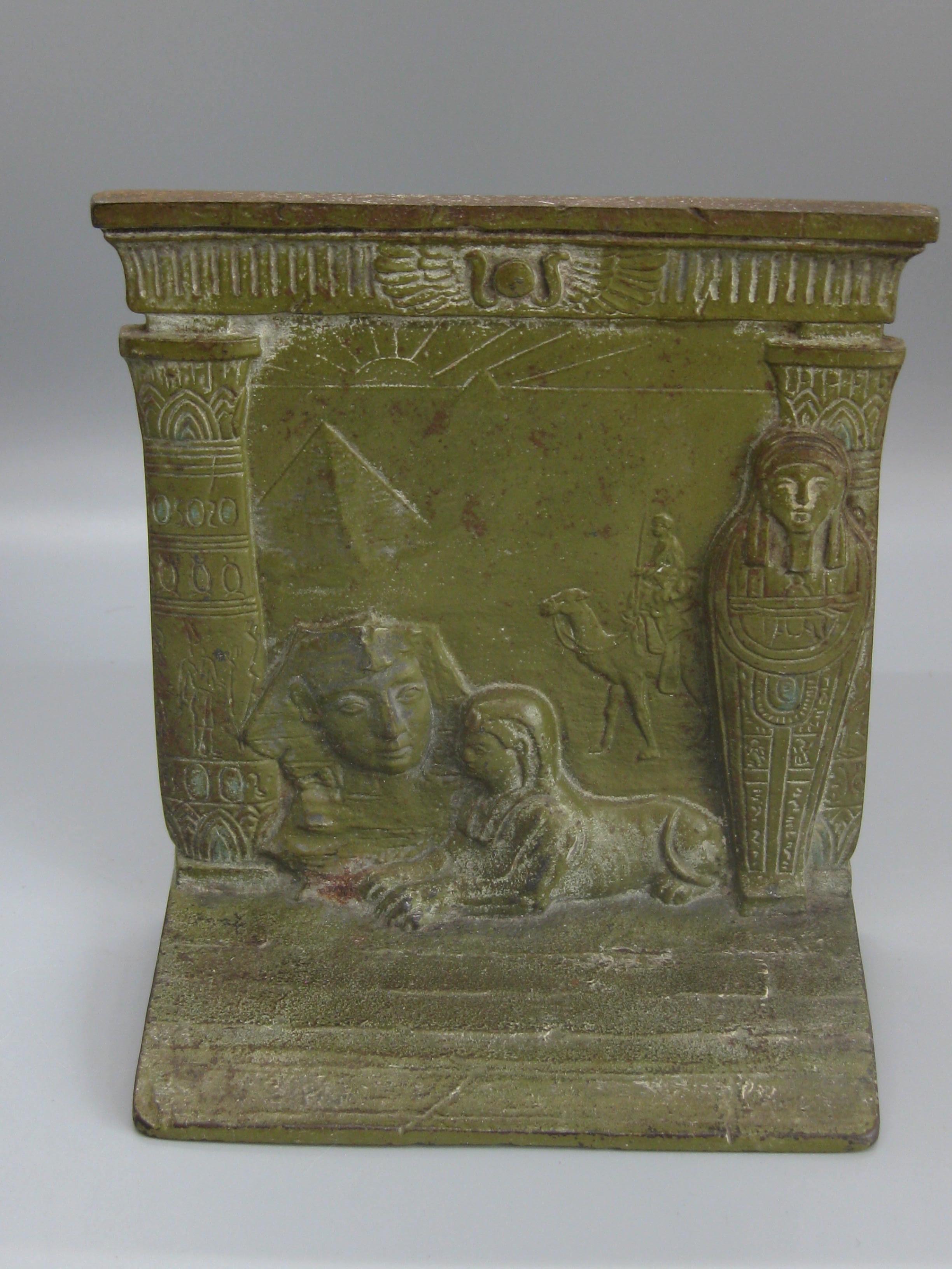 Serre-livres Art Déco ancien de style néo-égyptien Judd n° 9900 en fonte embossée sphinx en vente 1