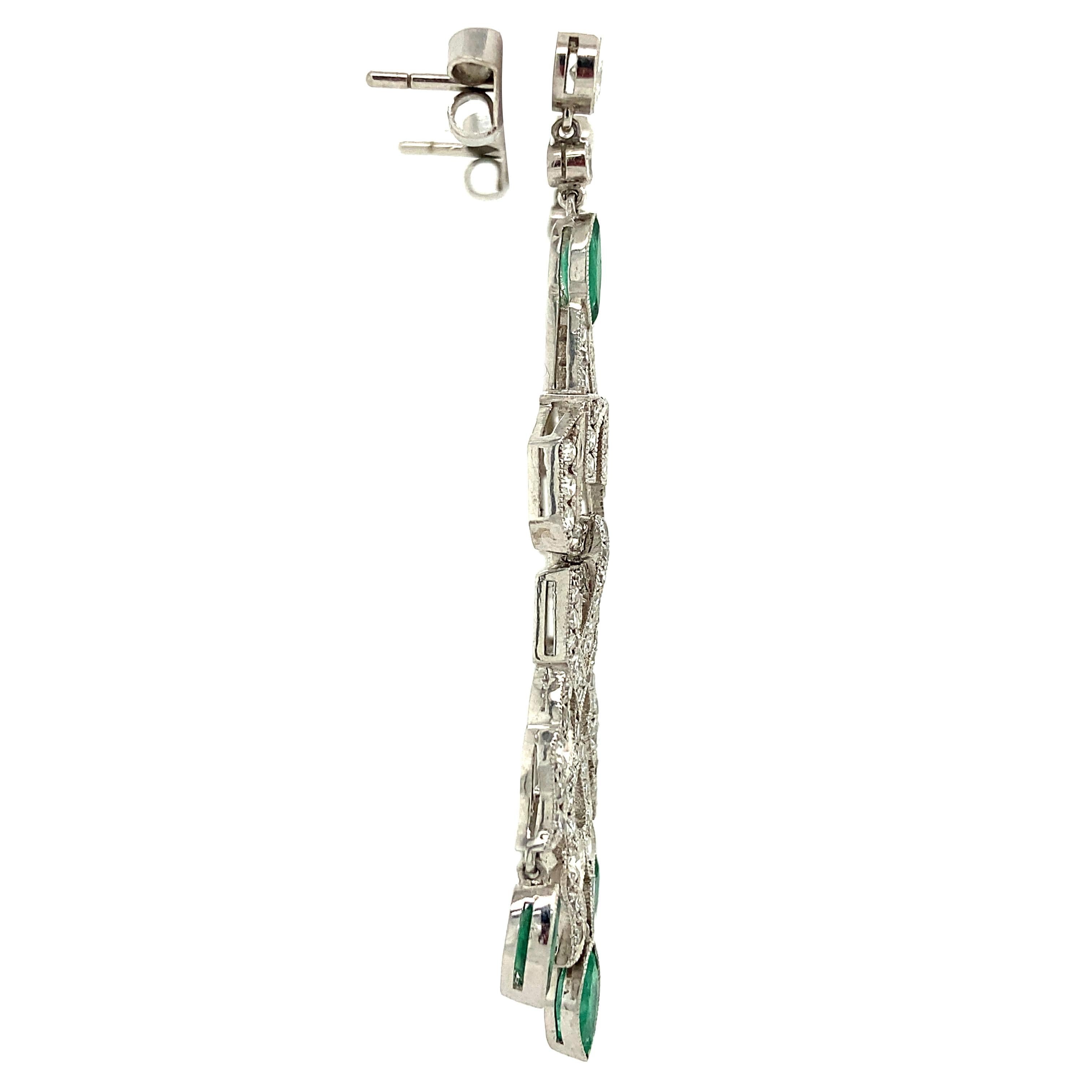 Antique Art Deco Emerald & 1.04 ctw Diamond Platinum Shoulder Duster Earrings In Good Condition For Sale In AMSTERDAM, NL
