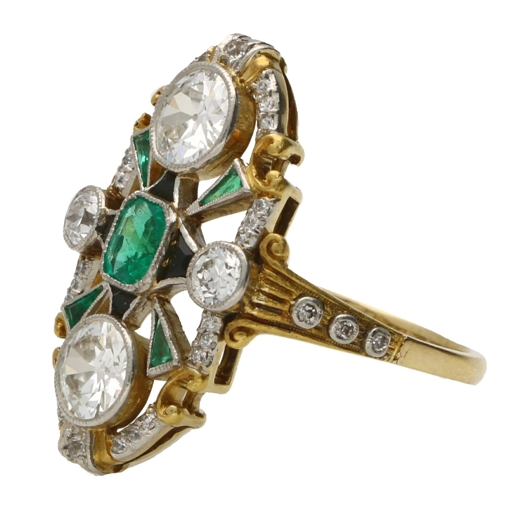 Taille vieille Europe Bague Art déco ancienne en or 18 carats et platine, émeraude, onyx et diamants taille ancienne en vente
