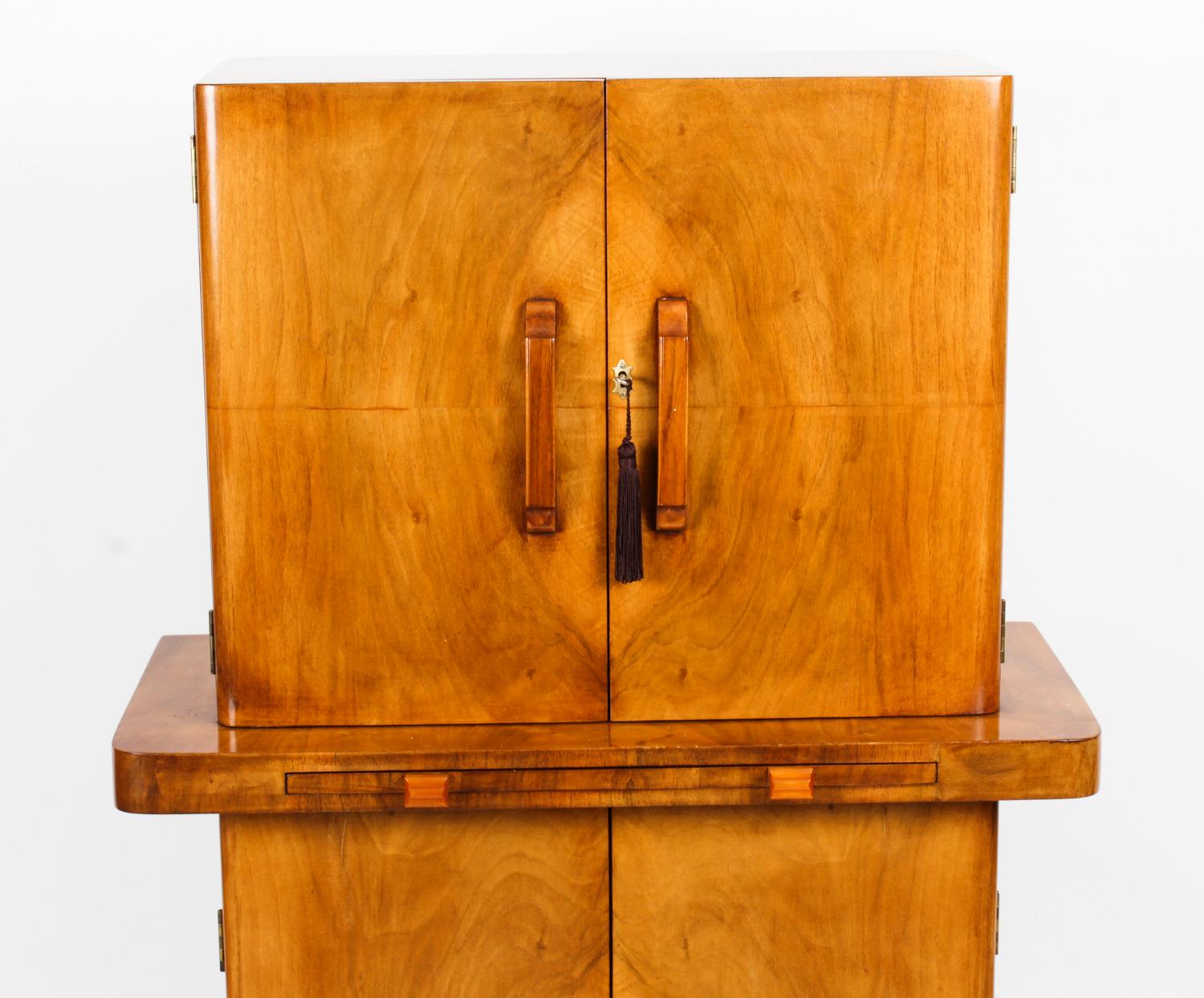 Antiquité Art Deco Arte Antiques Manner Burr Walnut Cocktail Cabinet Dry Bar 1920s en vente 3