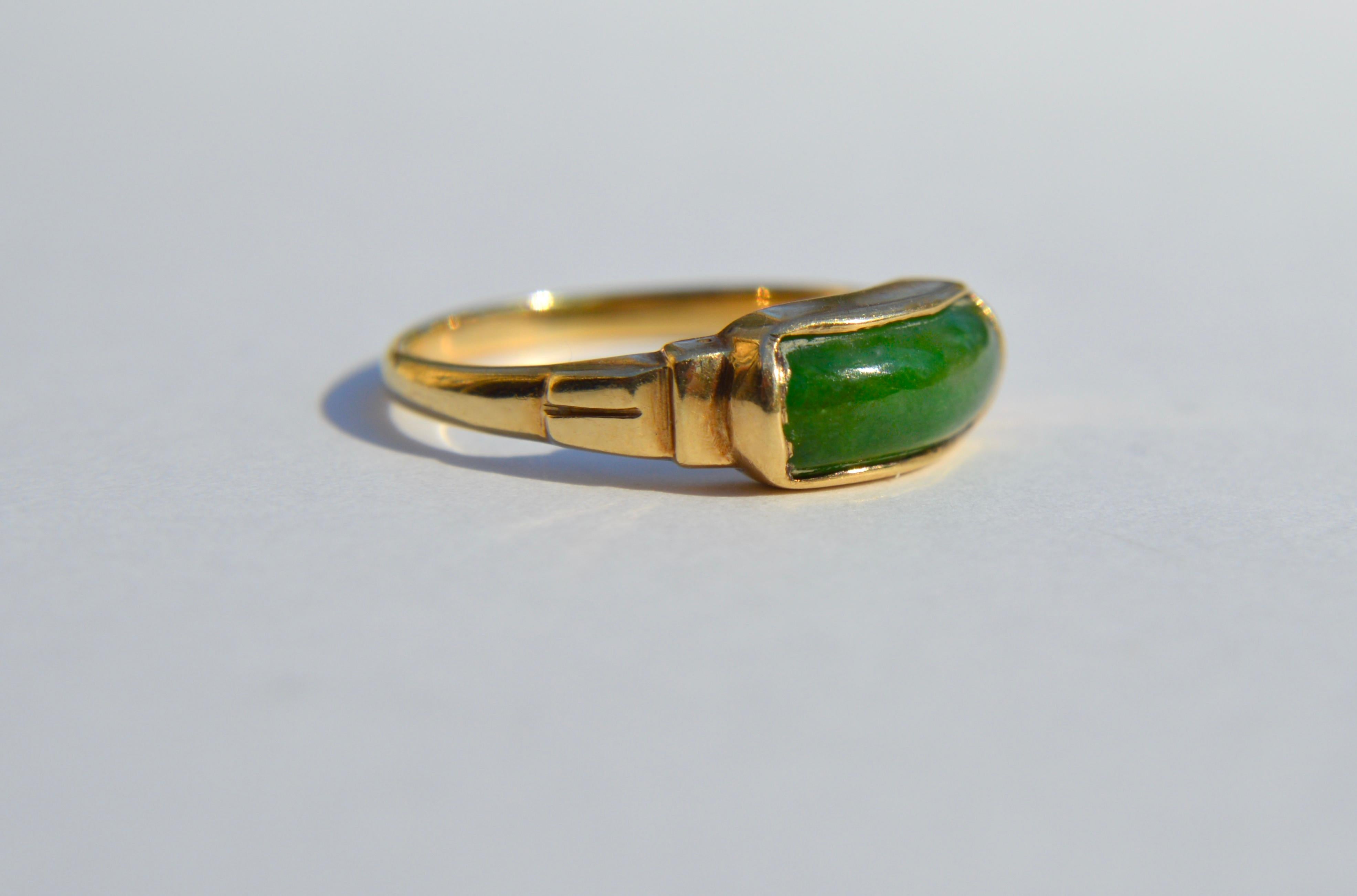 Antique Art Deco Era 1920s Nephrite Jade 14 Karat Gold East West Signet Ring In Good Condition In Crownsville, MD