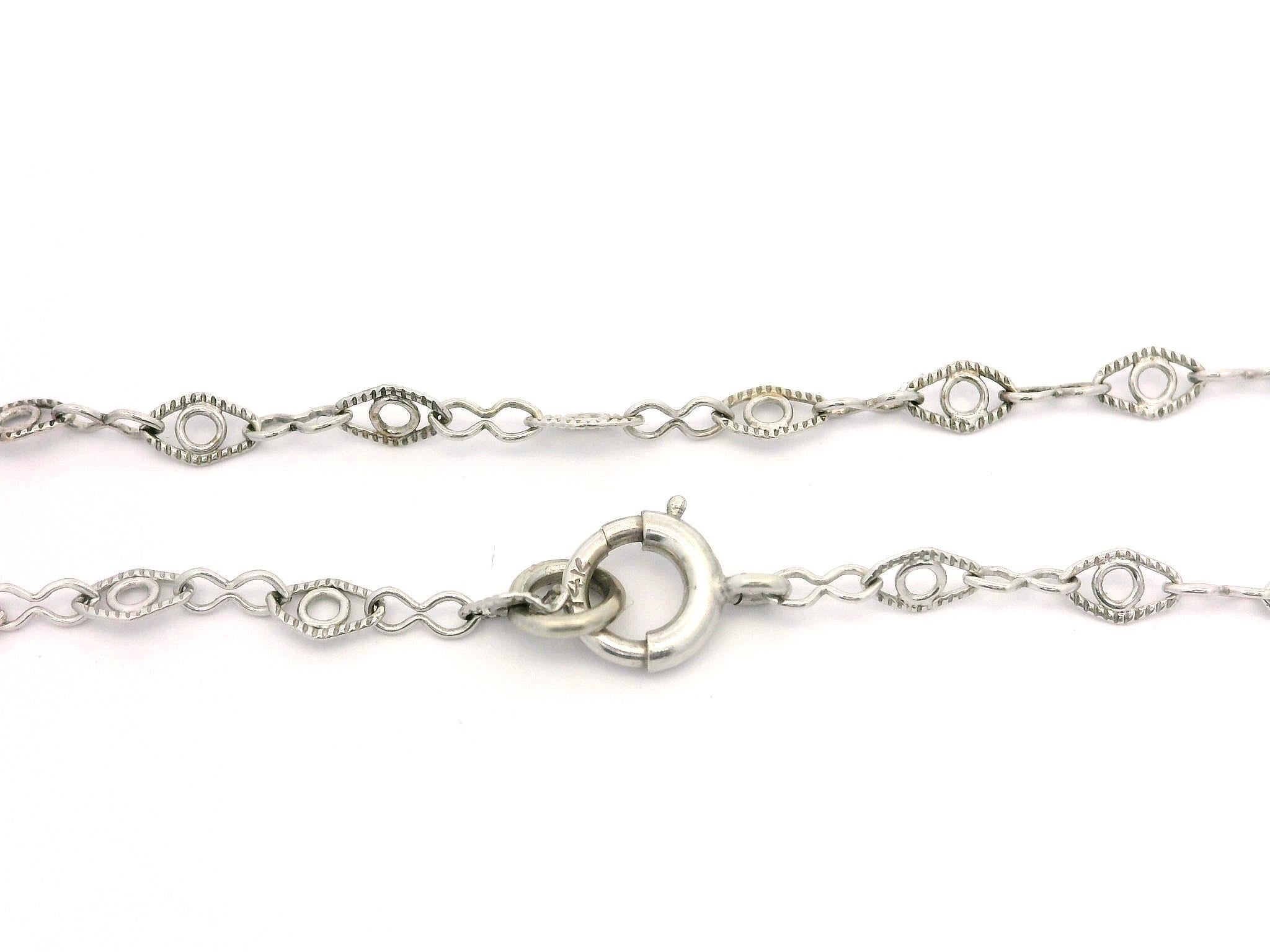Collier Chaîne de pendentifs en verre filigrané, or blanc camphre, Arte Antiques Art Deco en vente 5