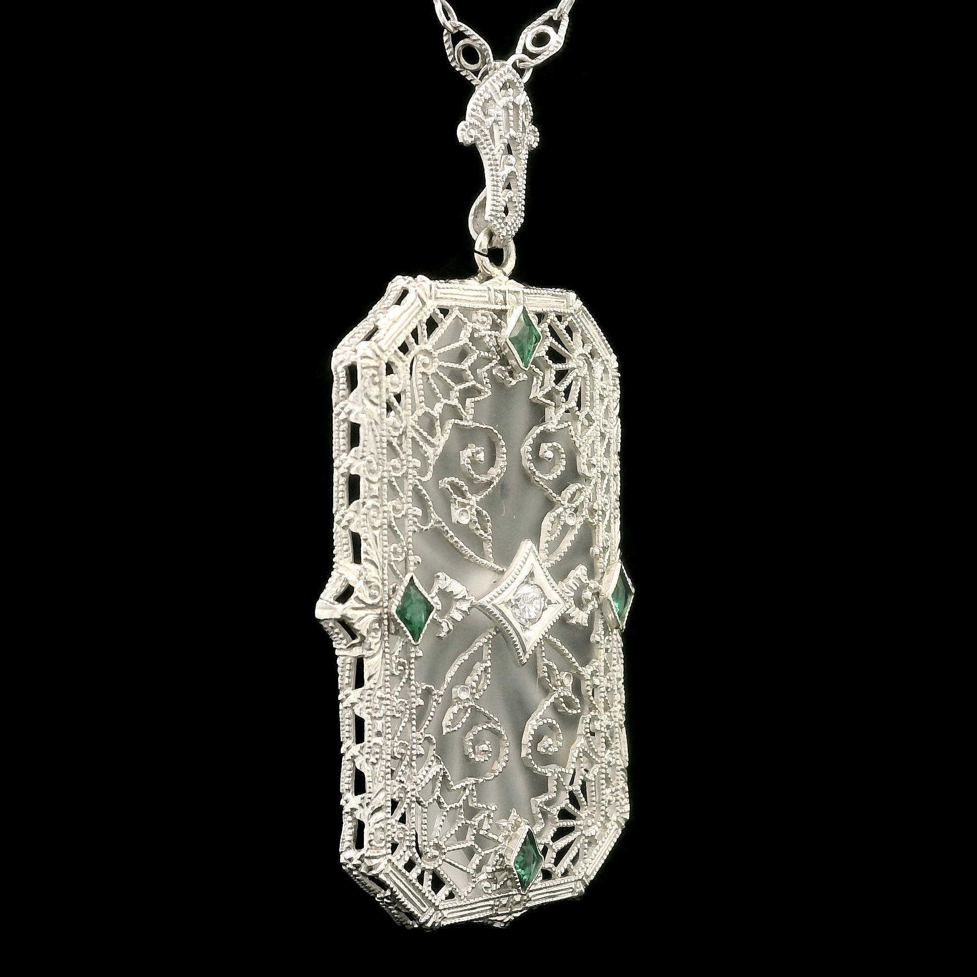 Chaîne antique originale - Rare à trouver !
--Pierre(s) :...
(4) Pierres vertes naturelles - taille losange - serties - couleur vert vif - 2mm - 2.5mm (approx.)
(1) Diamant naturel véritable - taille ronde - serti - belle couleur blanc brillant -