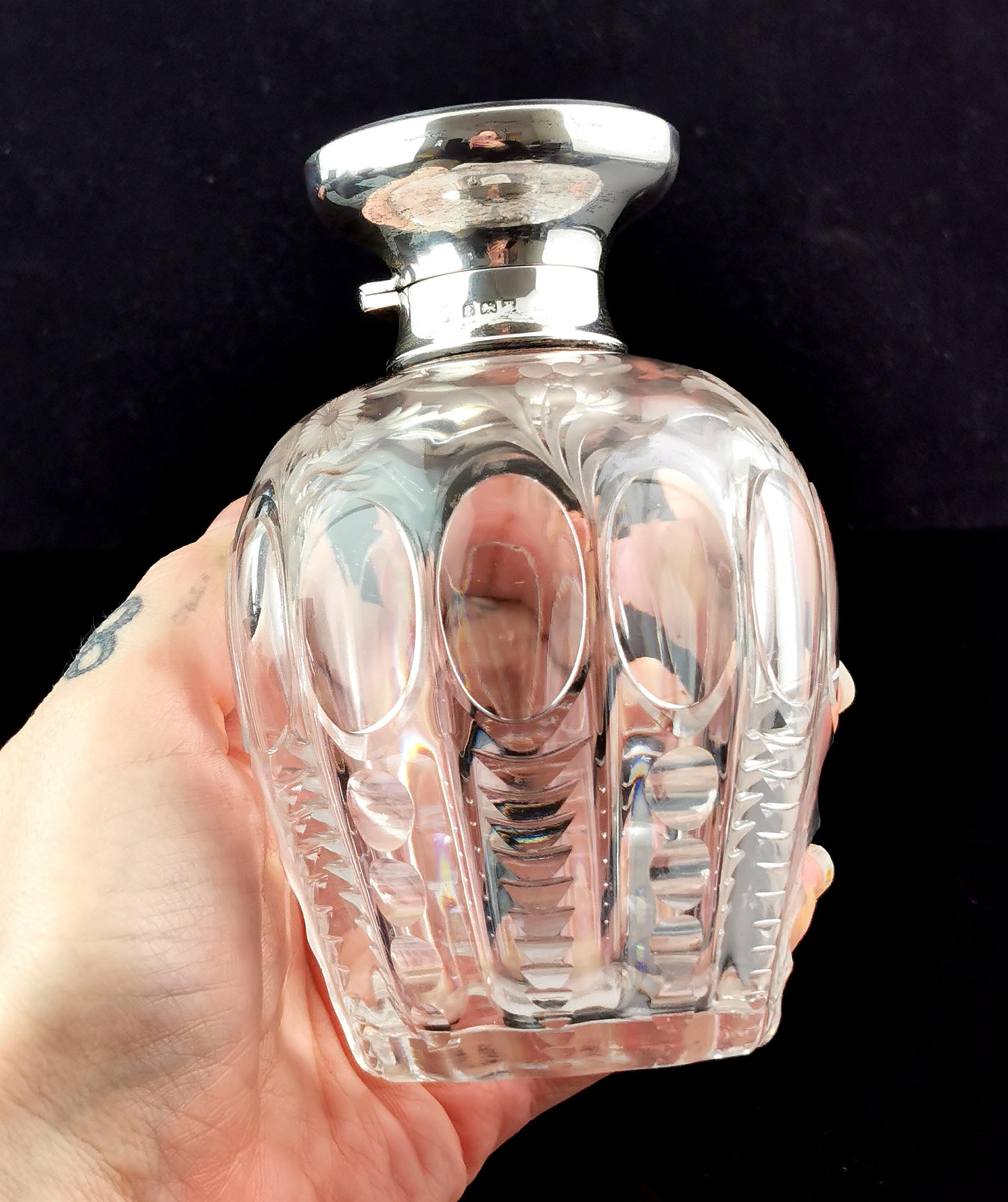 Buriné Antique flacon de parfum Art Déco en verre gravé, argent sterling, fleuri  en vente
