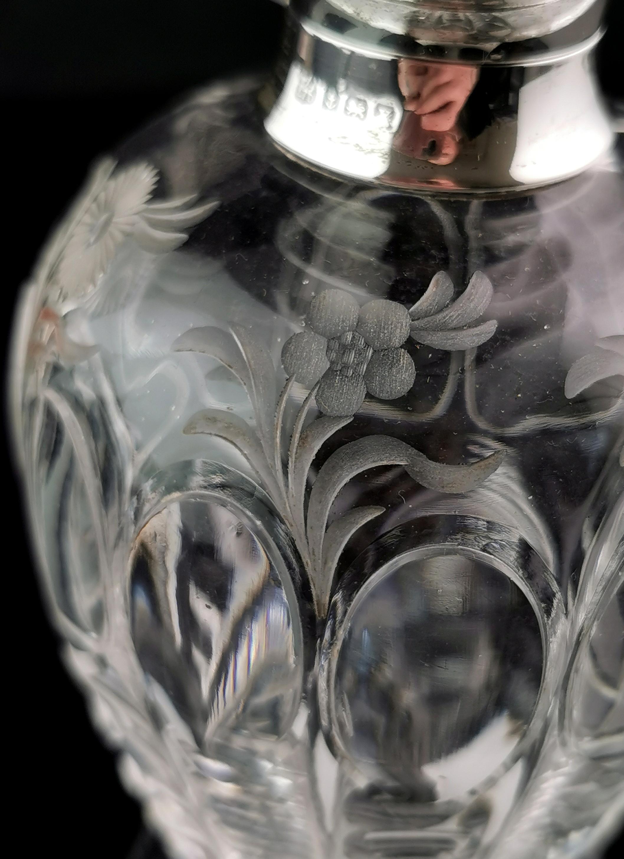 Antique flacon de parfum Art Déco en verre gravé, argent sterling, fleuri  Bon état - En vente à NEWARK, GB
