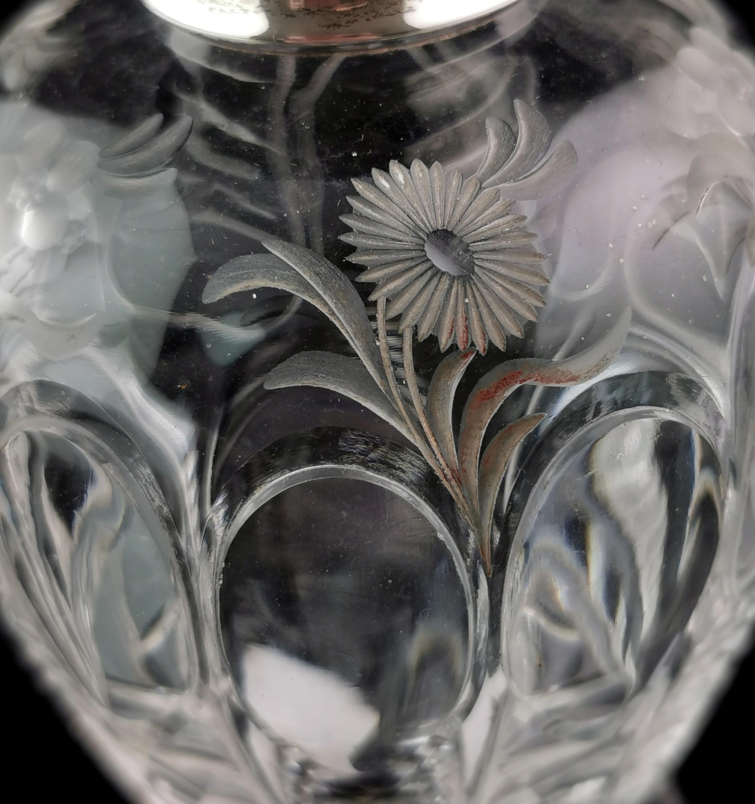 Argent sterling Antique flacon de parfum Art Déco en verre gravé, argent sterling, fleuri  en vente