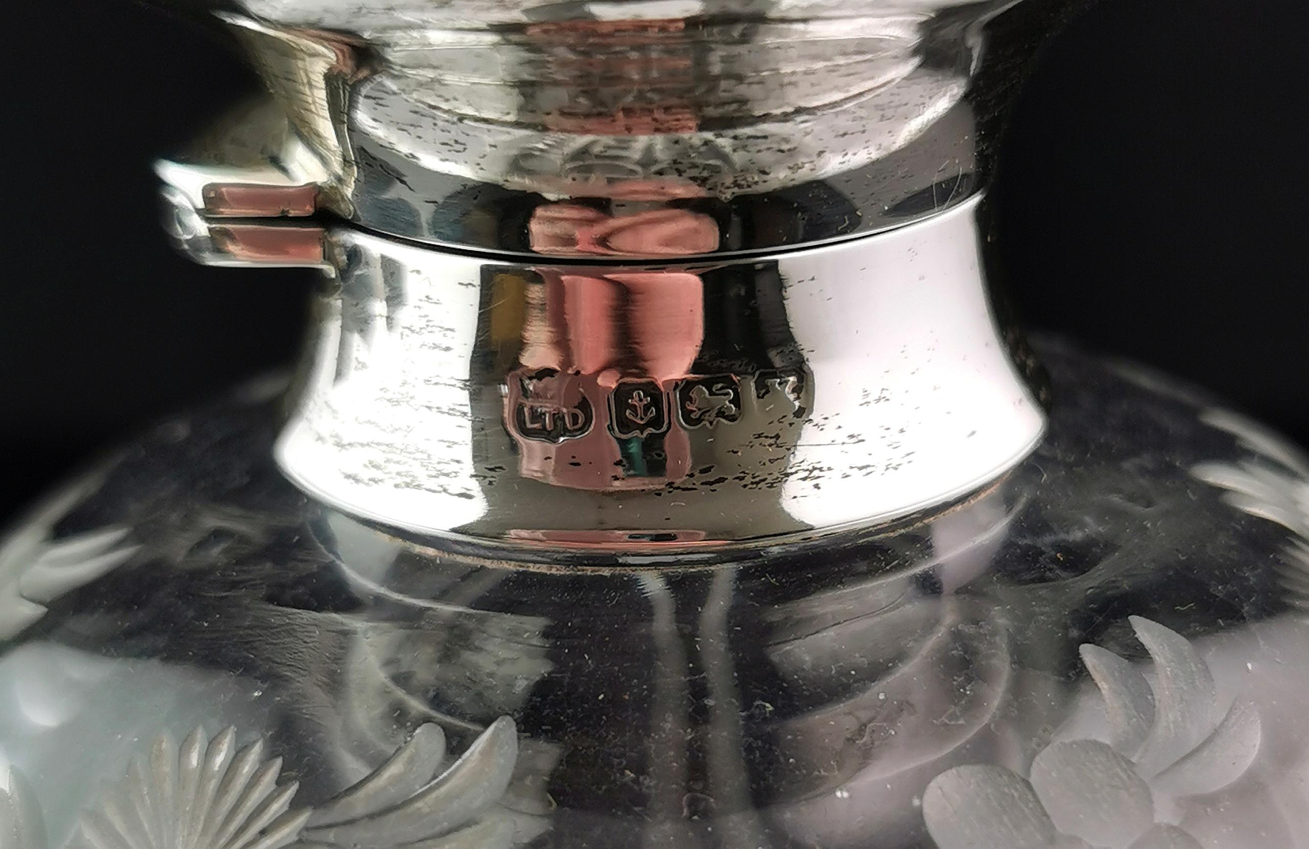 Antiguo frasco de perfume de vidrio grabado Art Decó, Plata de ley, Floral en venta 2