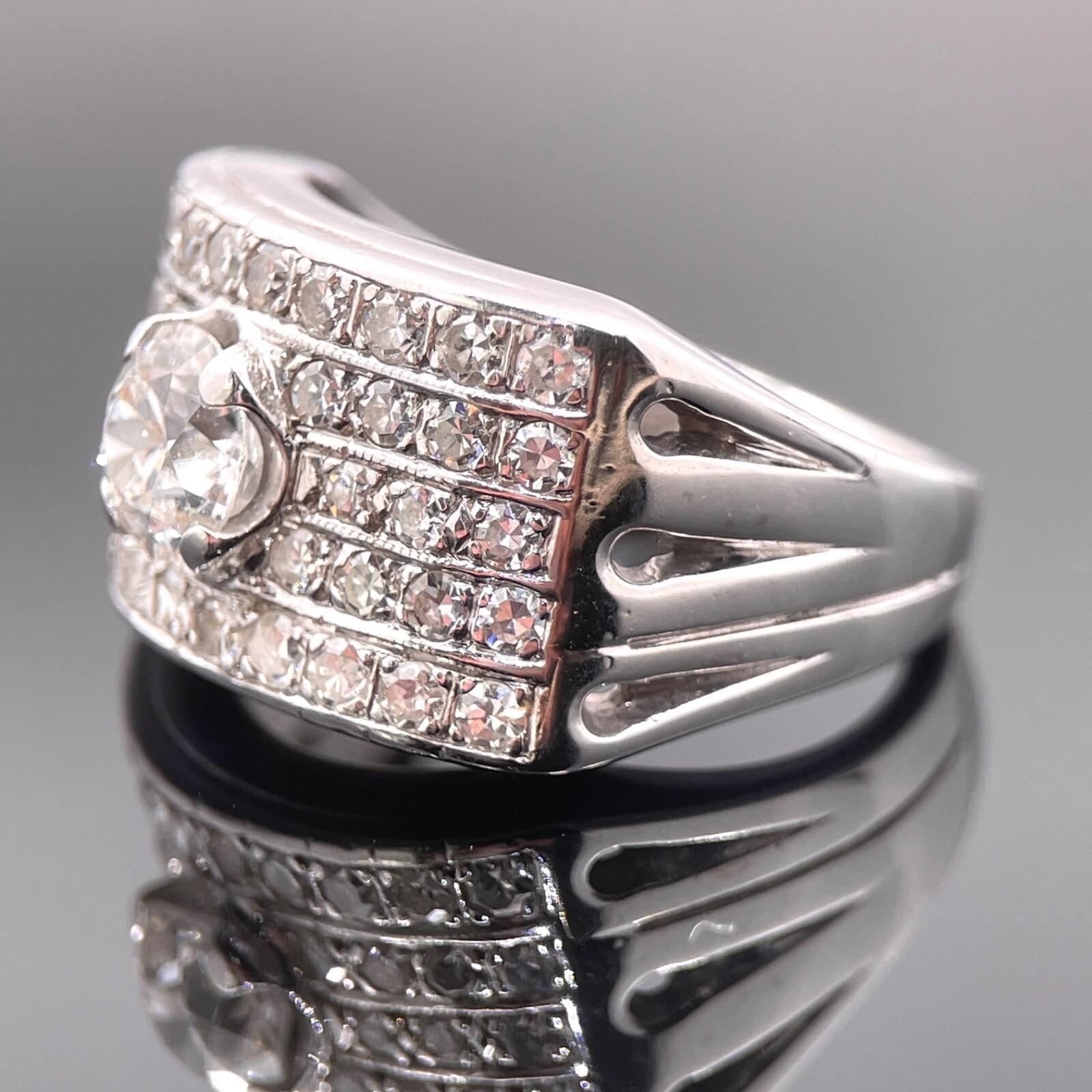 Art Deco European Cut Diamant breites Band in 14k Weißgold - 1,85ctw

Ein kühner und authentischer Art-Déco-Ring mit einem Diamanten im europäischen Mittelschliff mit einem geschätzten Gewicht von 0,75 Karat, Farbe G/H und Reinheit I. Der Diamant