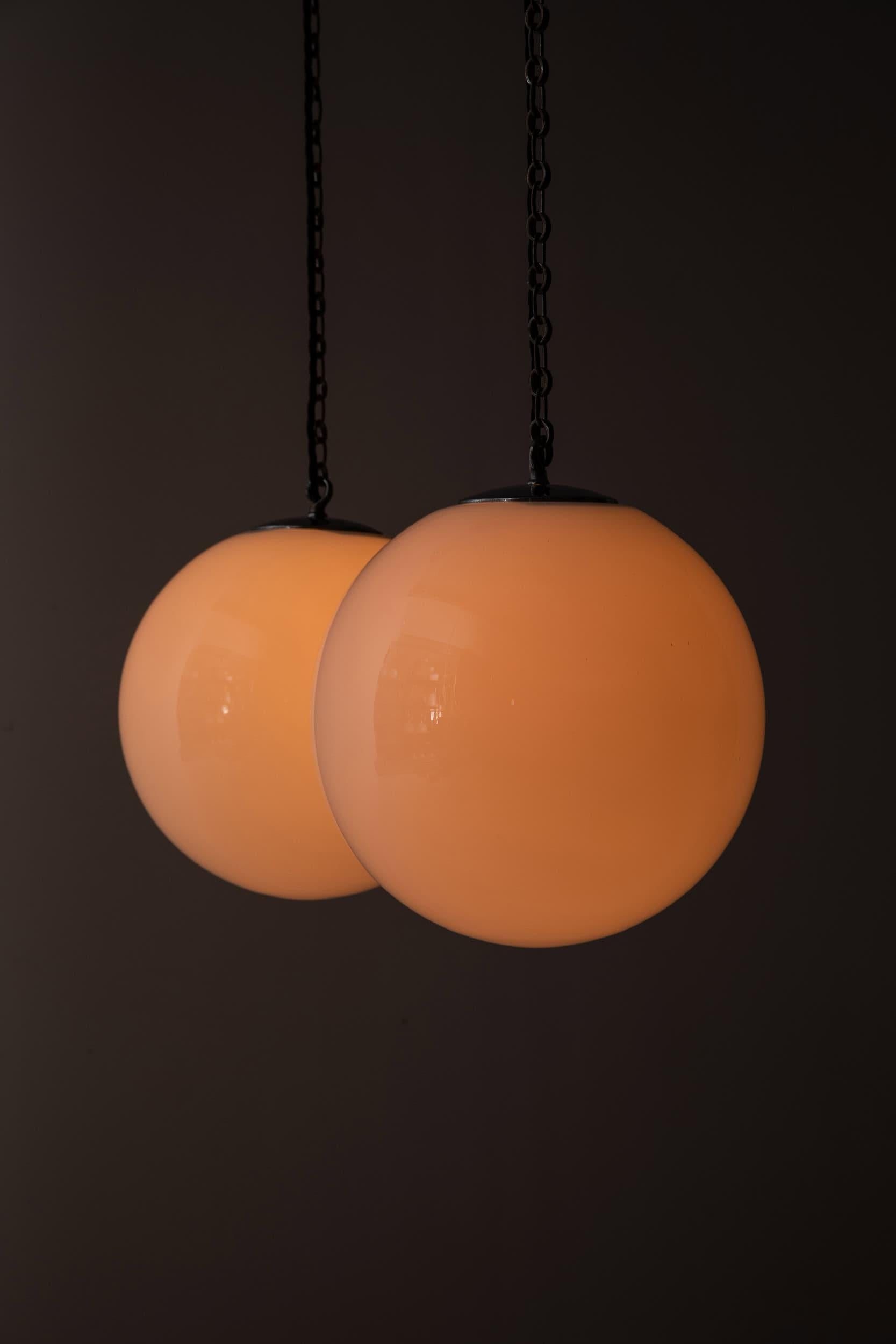 

Lámpara colgante de cristal opalino con forma de elegante globo, fabricada en Inglaterra por Falks. c.1930

Cristal blanco soplado y enrollado a mano con galería original de gorro de monje Falks niquelado y 1 m de cadena de época. Precio por