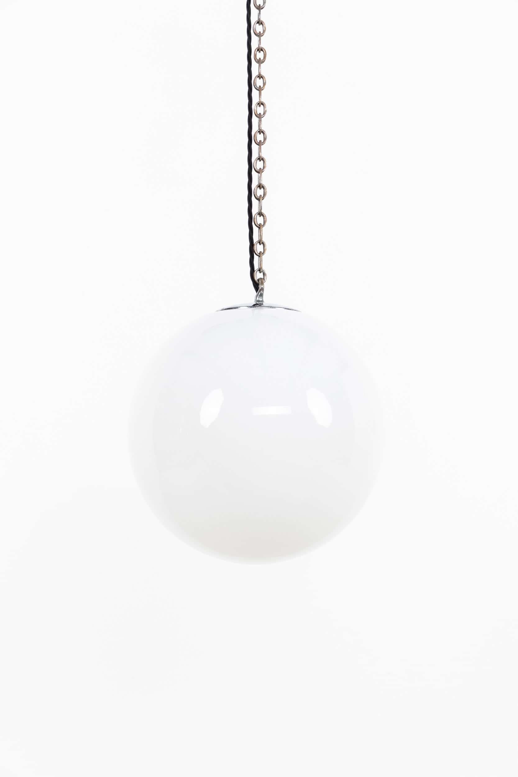 Antigua lámpara colgante Art Decó Falks Globe de cristal opalino, c.1930 en Bastante bueno estado para la venta en London, GB