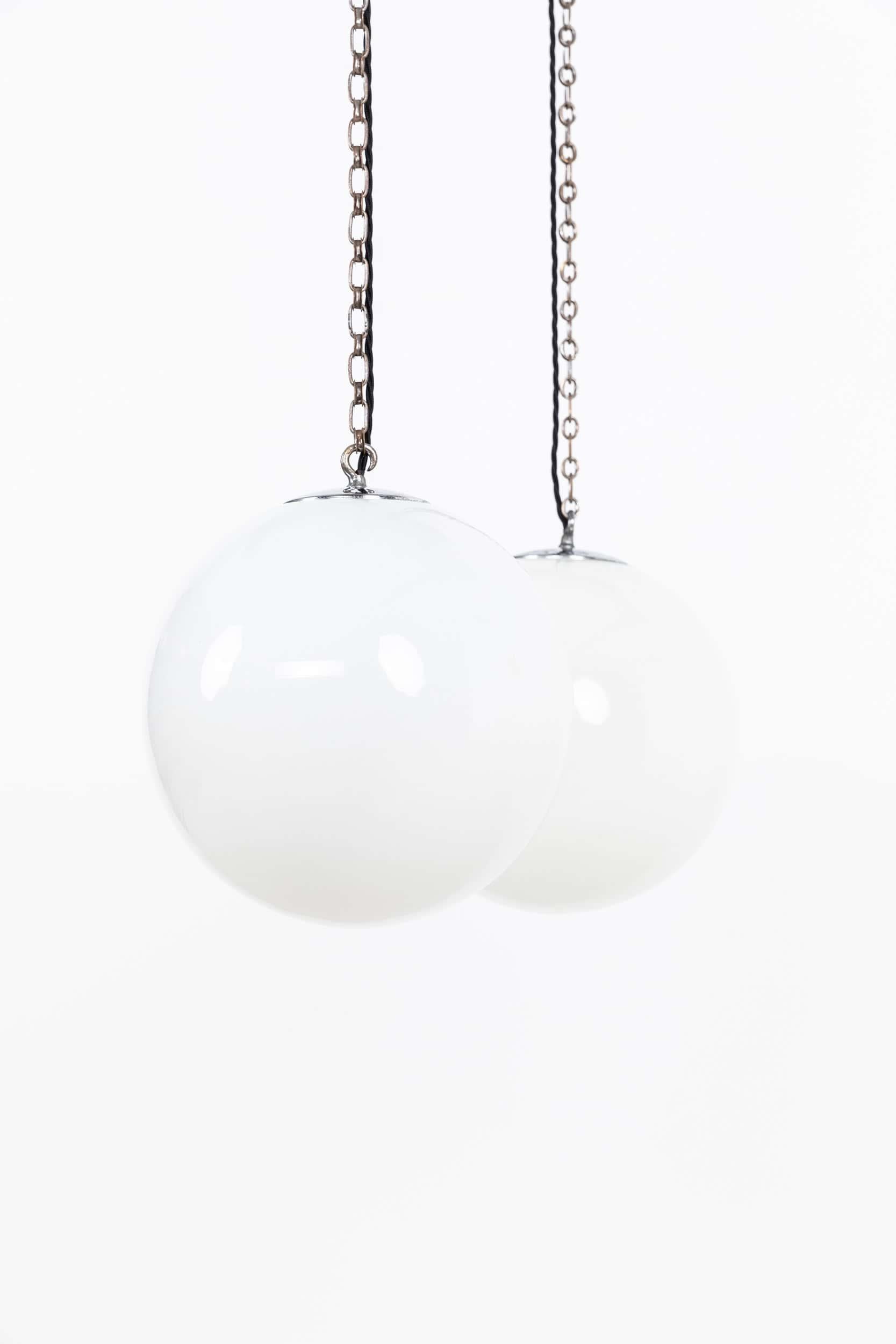 Antigua lámpara colgante Art Decó Falks Globe de cristal opalino, c.1930 siglo XX en venta