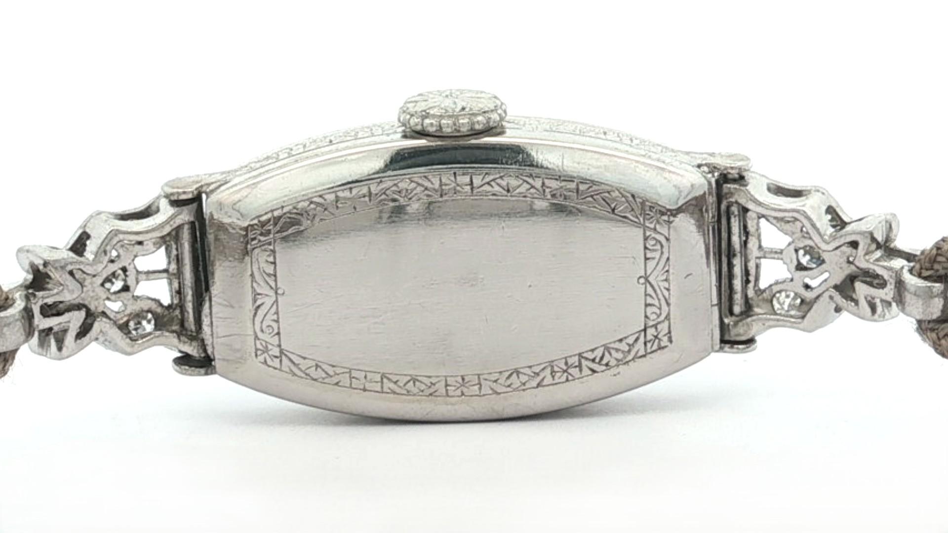 --Stein(e):--
(68) Natürliche echte Diamanten - Baguette, Trillion, Single, & Old European Cut - Pave & Bezel Set - 1.58ctw (ca.)

MATERIAL des Gehäuses: Massiv Platin 
Gesamthöhe des Gehäuses: 50,6 mm (1,99