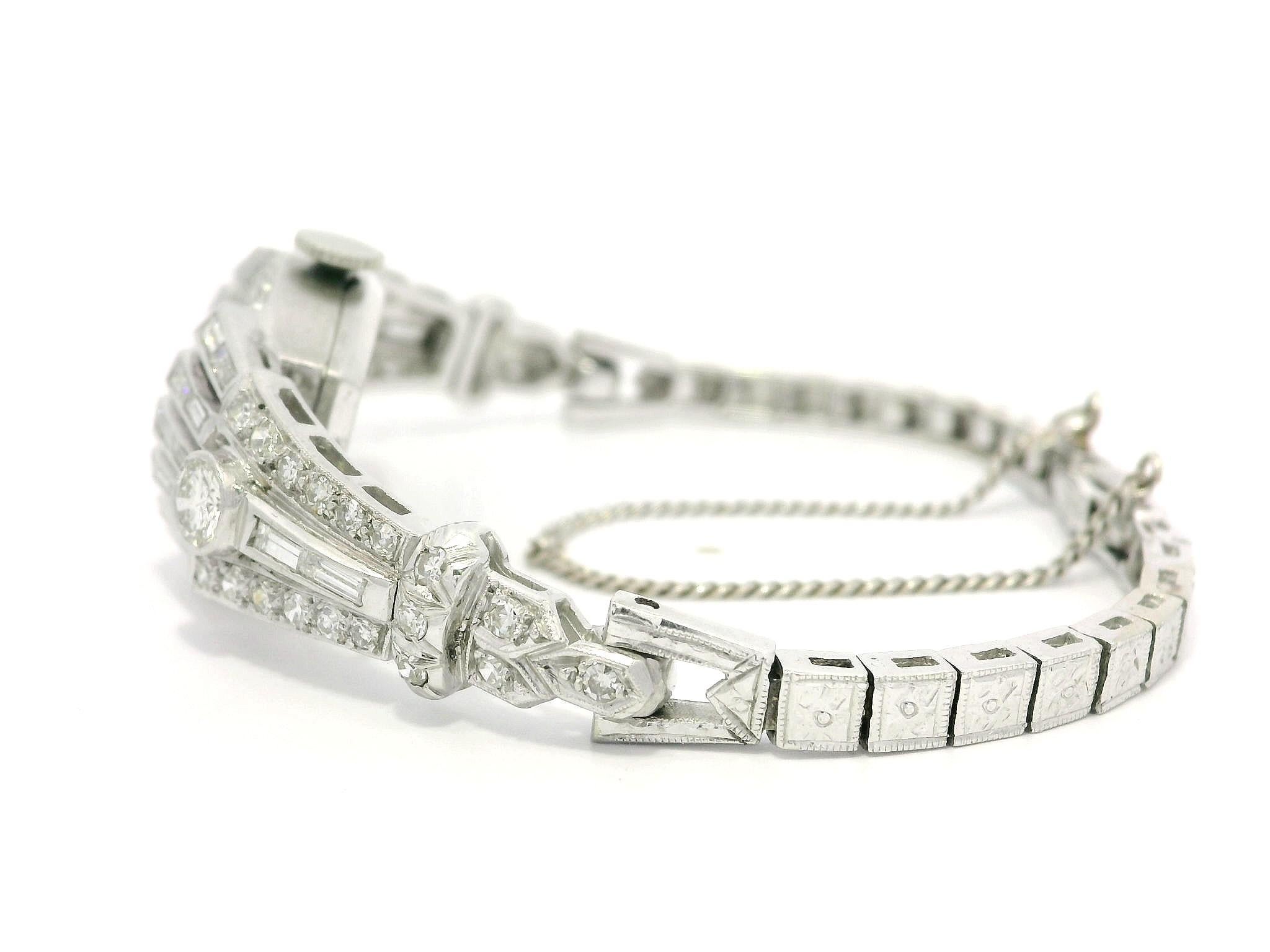 Montre Art déco ancienne en platine fantaisie avec diamants taille ronde et baguette ancienne de 1,85 carat en vente 5