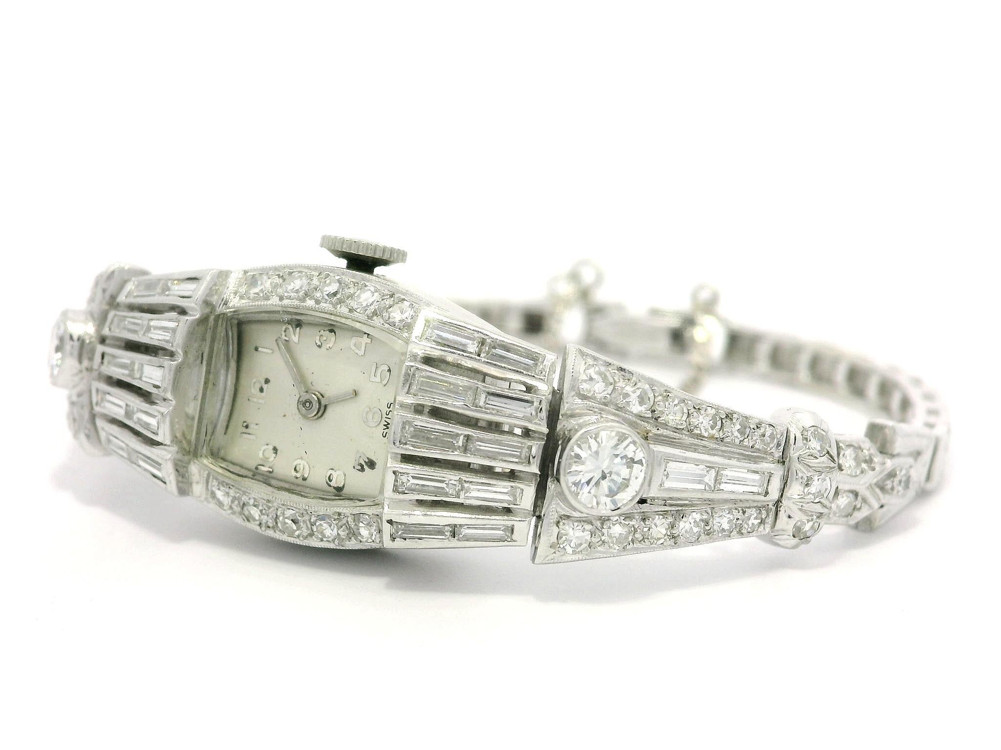 Montre Art déco ancienne en platine fantaisie avec diamants taille ronde et baguette ancienne de 1,85 carat en vente 6