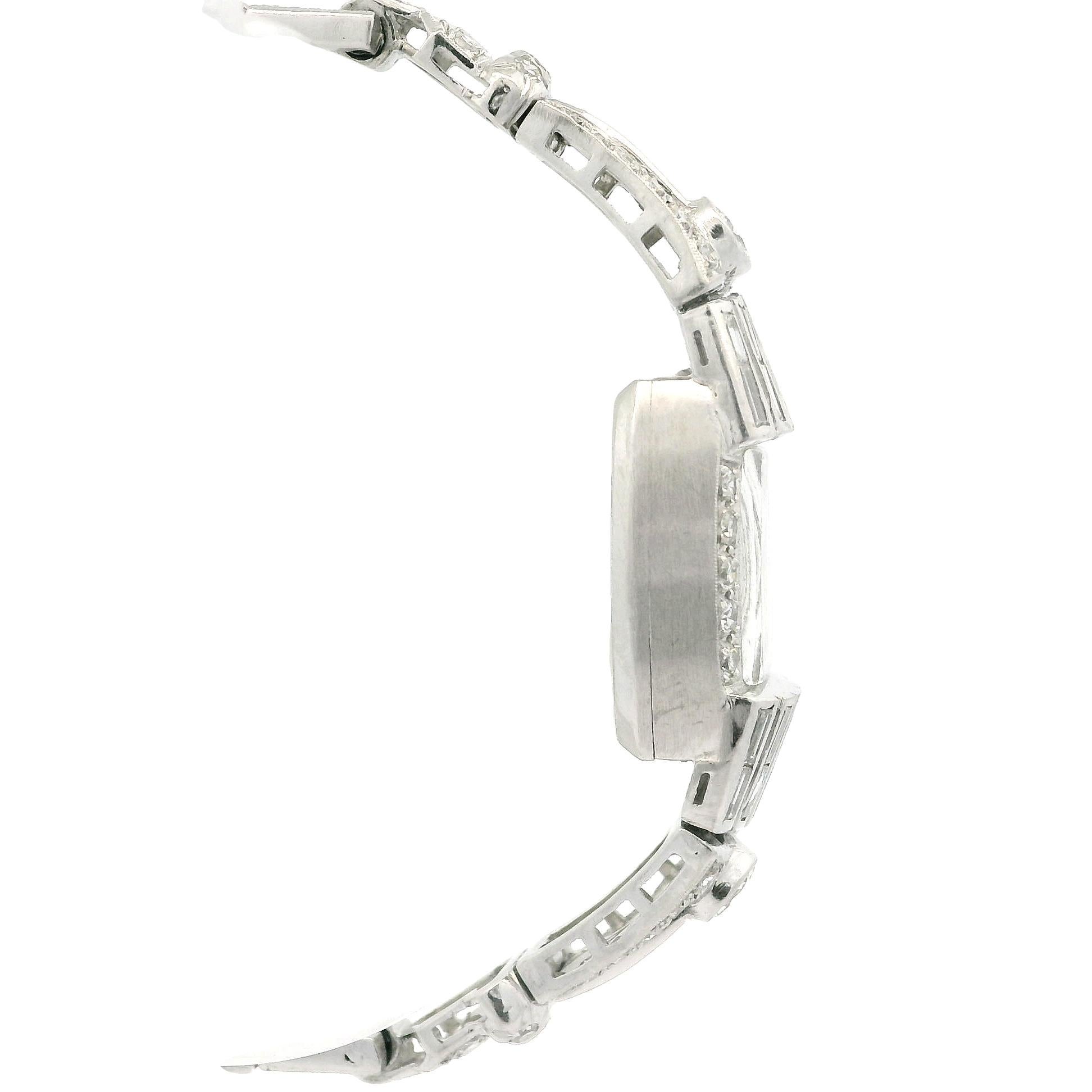 Montre Art déco ancienne en platine fantaisie avec diamants taille ronde et baguette ancienne de 1,85 carat en vente 7