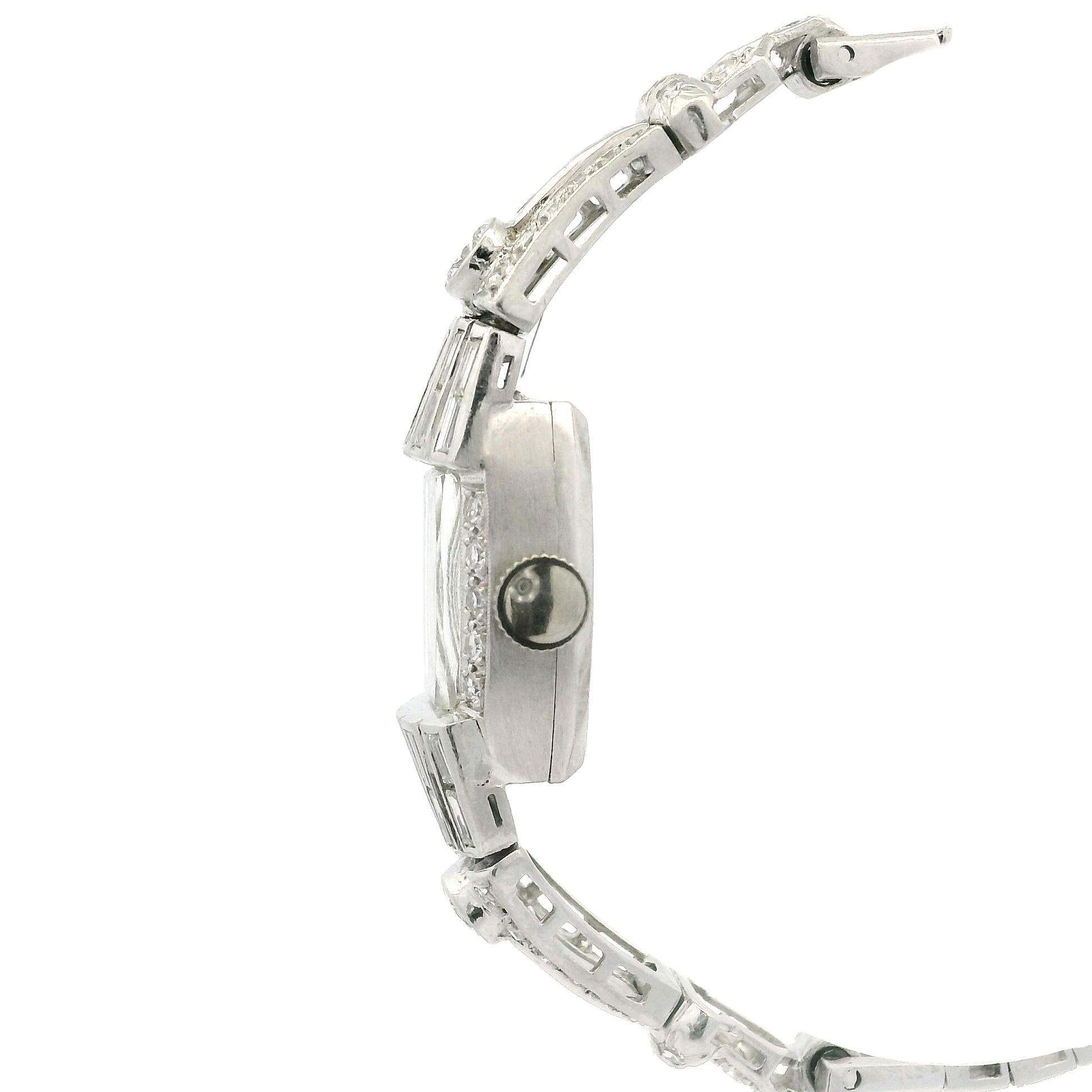 Montre Art déco ancienne en platine fantaisie avec diamants taille ronde et baguette ancienne de 1,85 carat en vente 8