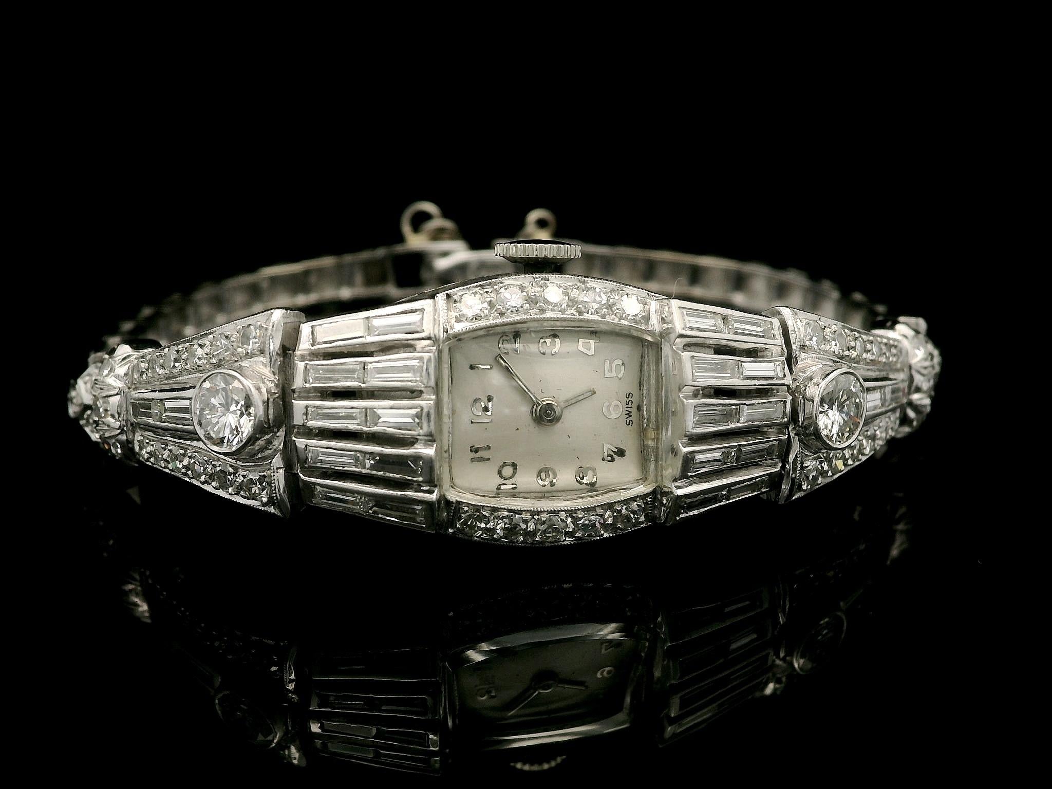 Matériau :	Boîtier : Platine - Bracelet et chaîne de sécurité : Or blanc 
Caisse Hauteur totale :	26,3 mm (1