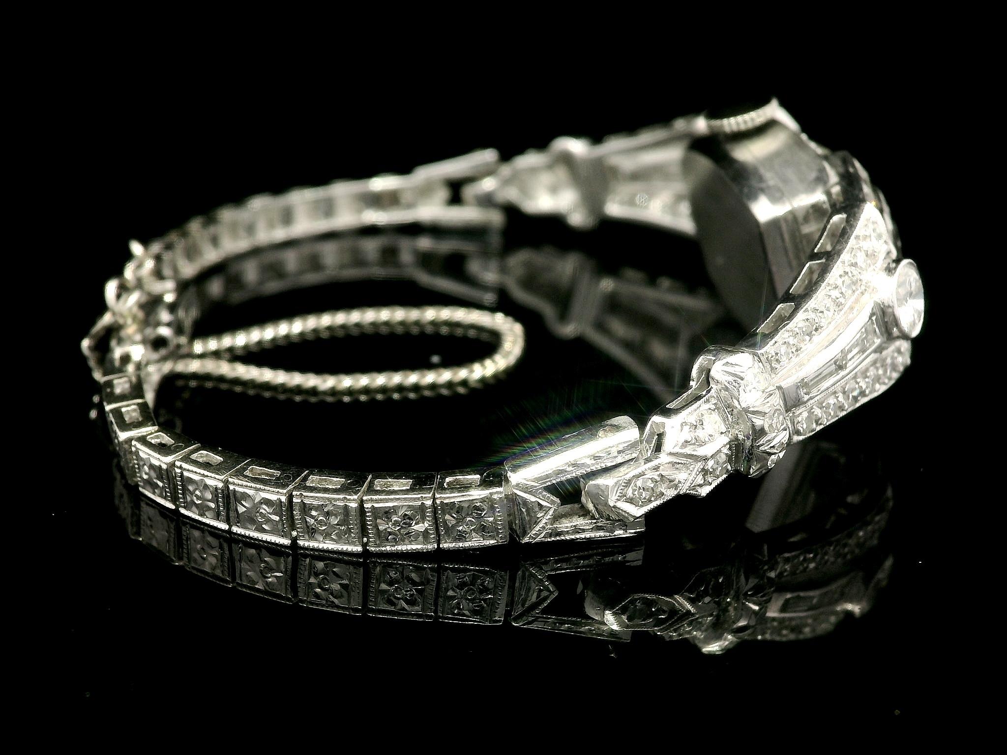 Taille baguette Montre Art déco ancienne en platine fantaisie avec diamants taille ronde et baguette ancienne de 1,85 carat en vente