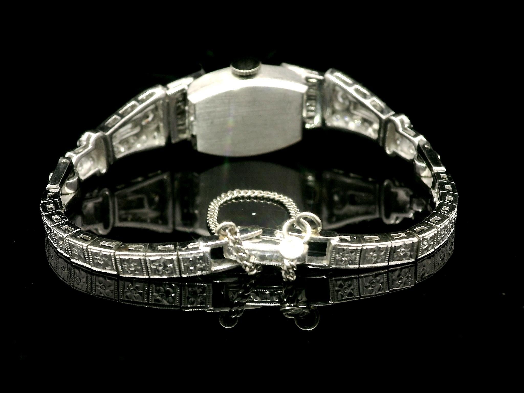 Montre Art déco ancienne en platine fantaisie avec diamants taille ronde et baguette ancienne de 1,85 carat Bon état - En vente à Montclair, NJ
