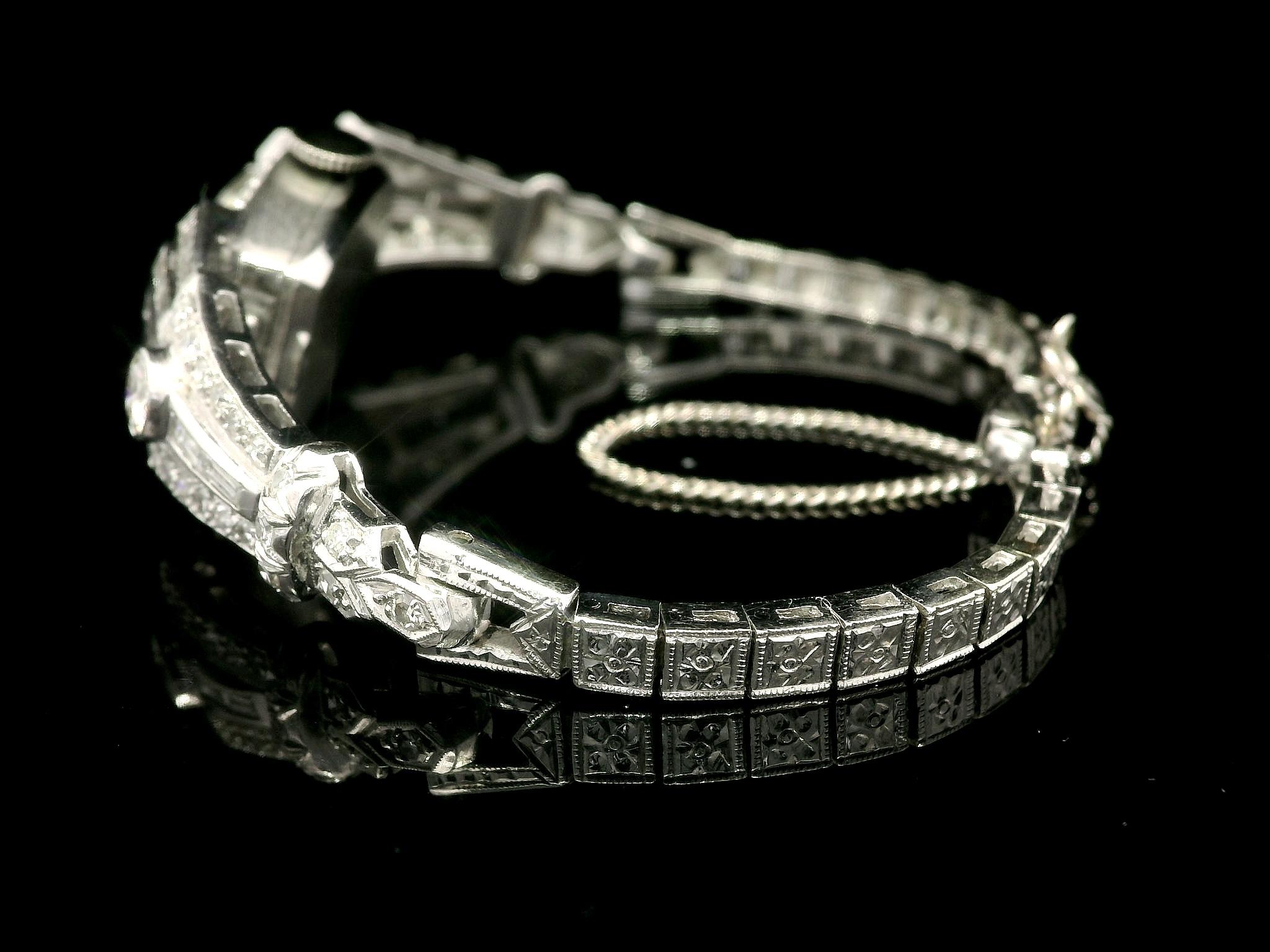 Montre Art déco ancienne en platine fantaisie avec diamants taille ronde et baguette ancienne de 1,85 carat Pour femmes en vente