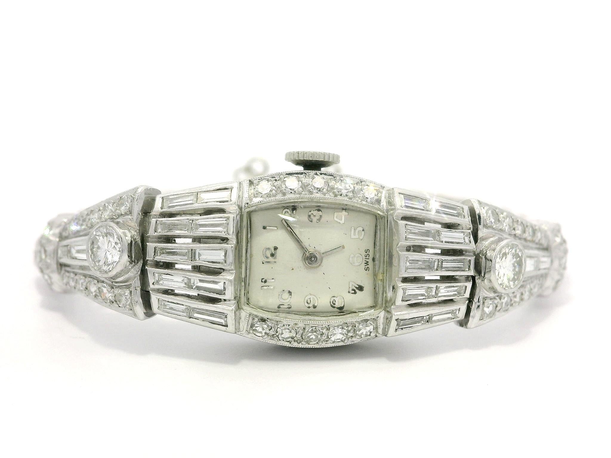 Montre Art déco ancienne en platine fantaisie avec diamants taille ronde et baguette ancienne de 1,85 carat en vente 1