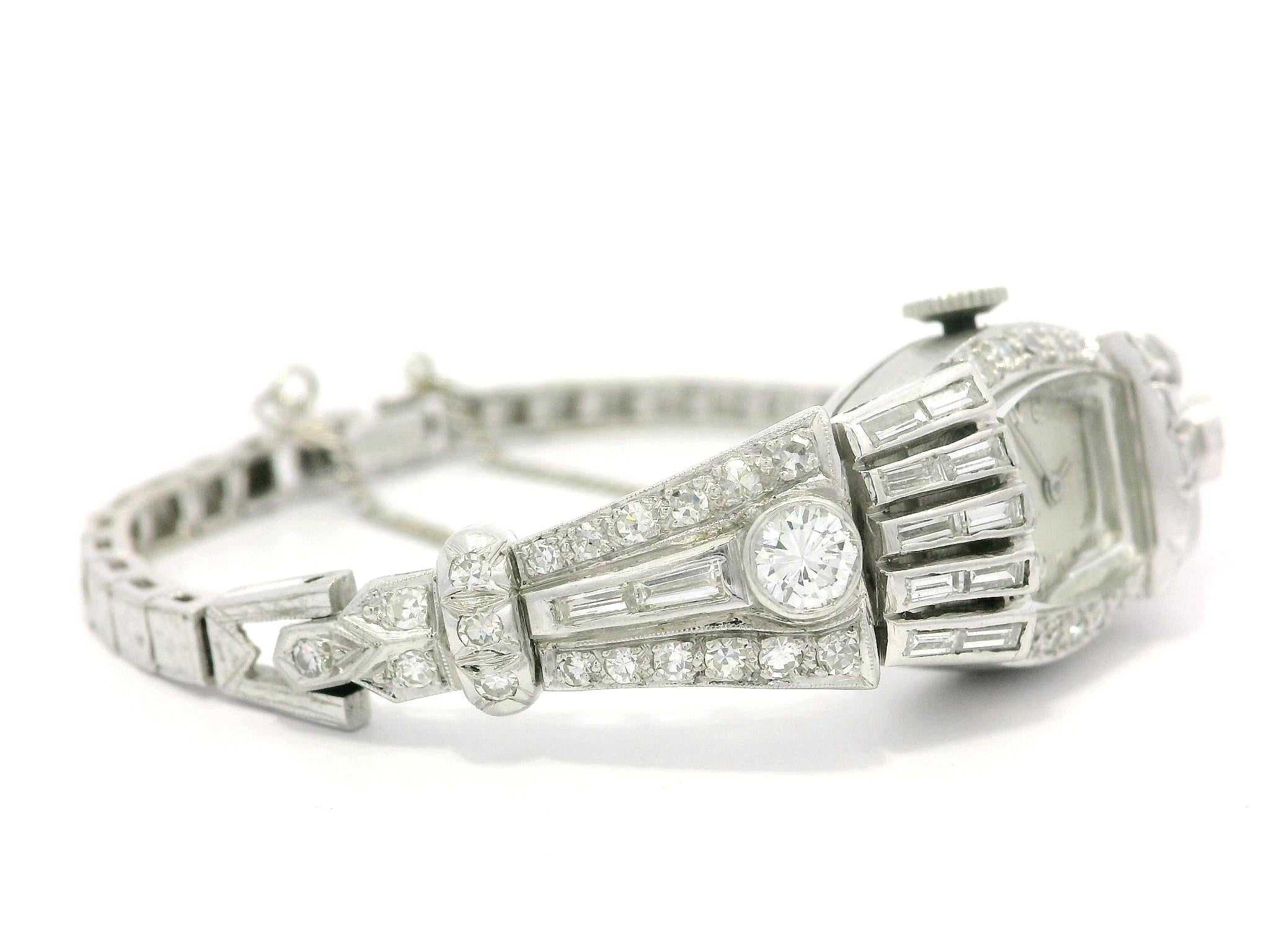 Montre Art déco ancienne en platine fantaisie avec diamants taille ronde et baguette ancienne de 1,85 carat en vente 2