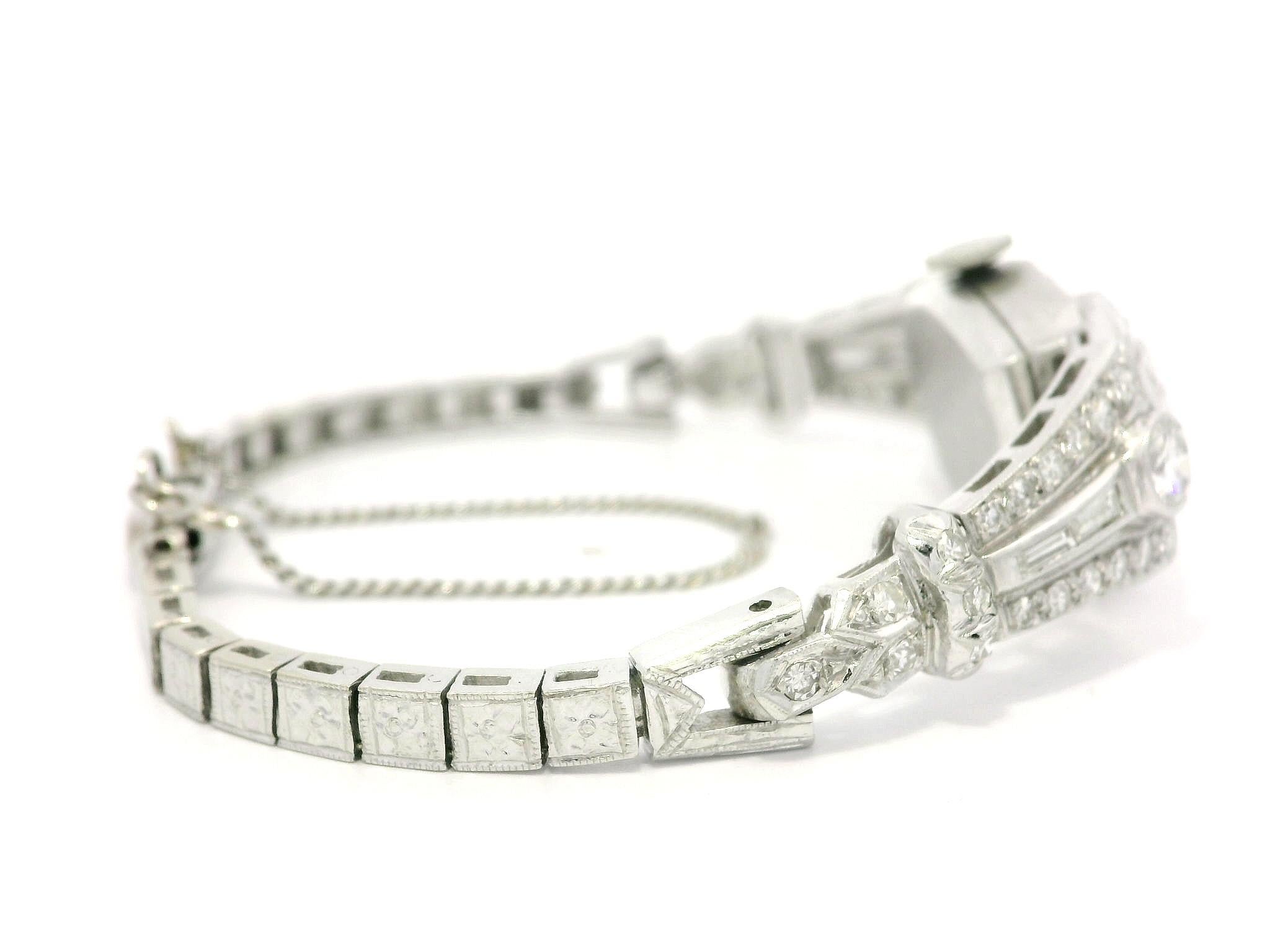 Montre Art déco ancienne en platine fantaisie avec diamants taille ronde et baguette ancienne de 1,85 carat en vente 3