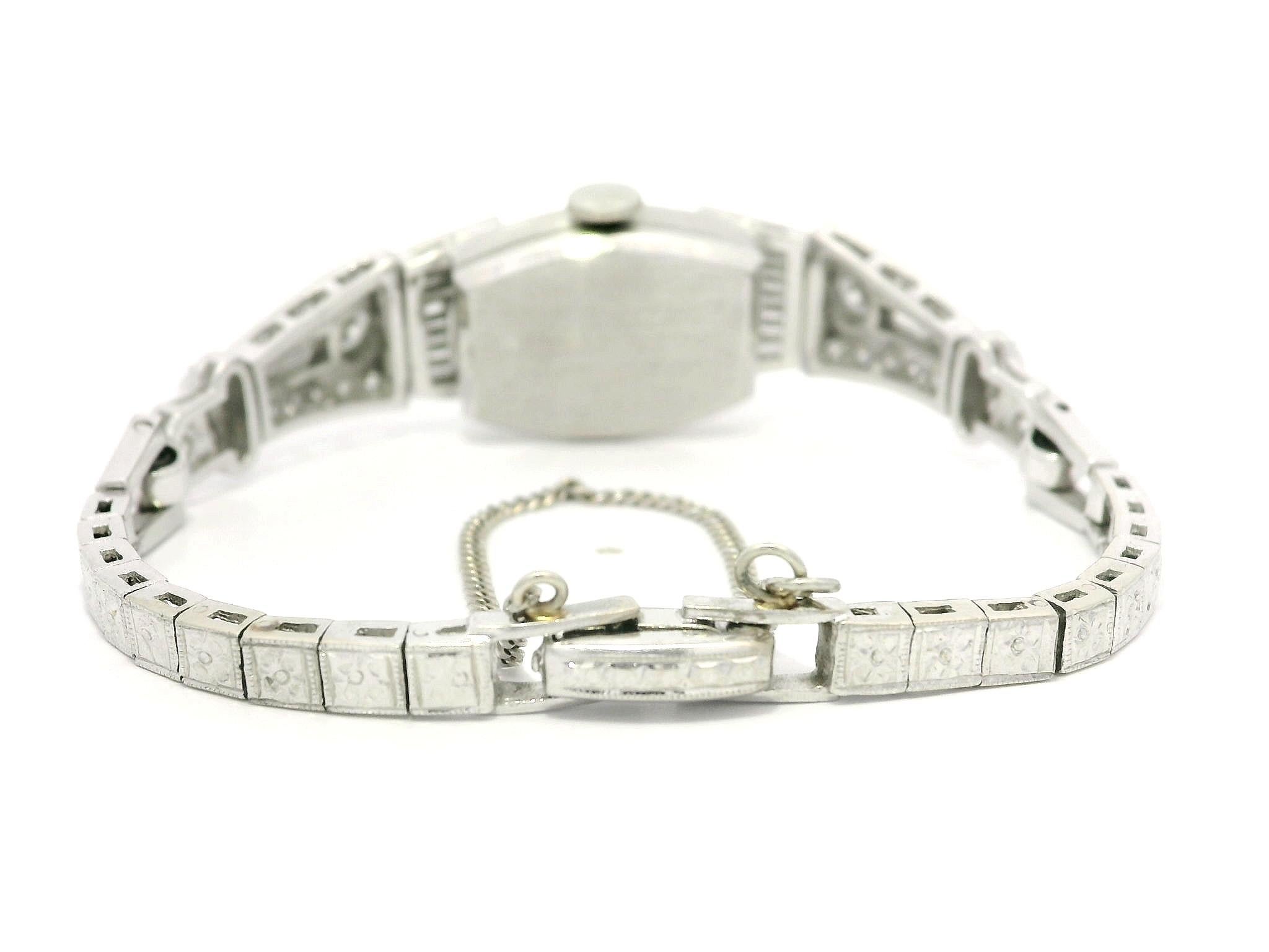 Montre Art déco ancienne en platine fantaisie avec diamants taille ronde et baguette ancienne de 1,85 carat en vente 4