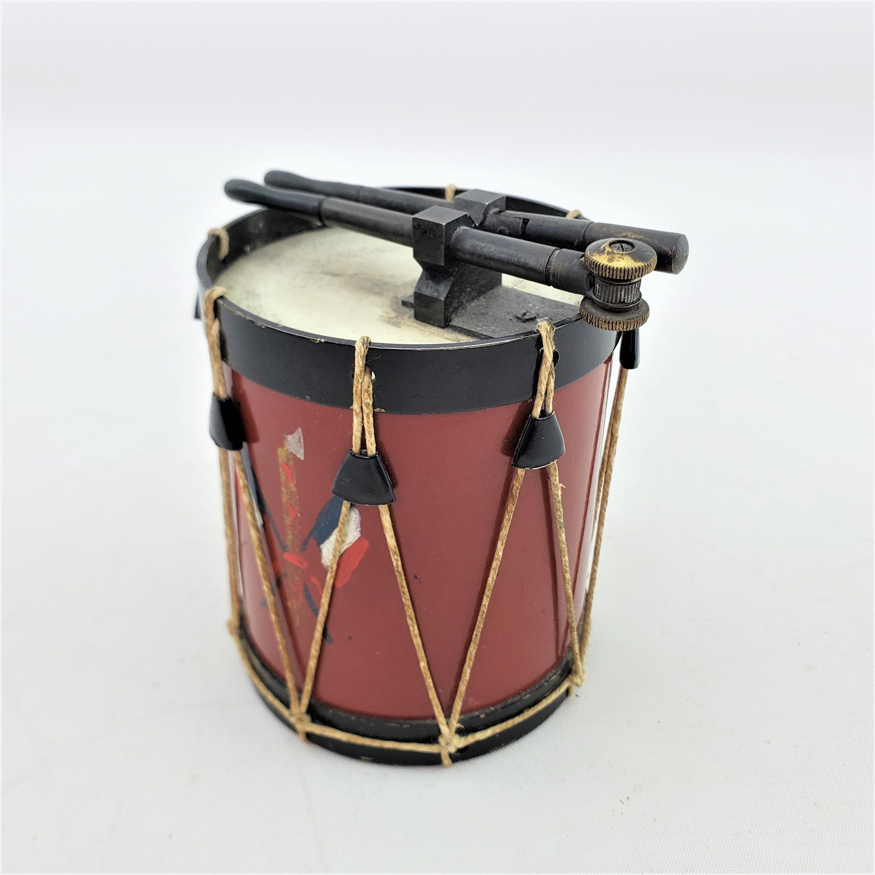 Art déco Antique briquet de table pour cigarettes Art Déco figuratif Marching Band Drum & Drumsticks en vente