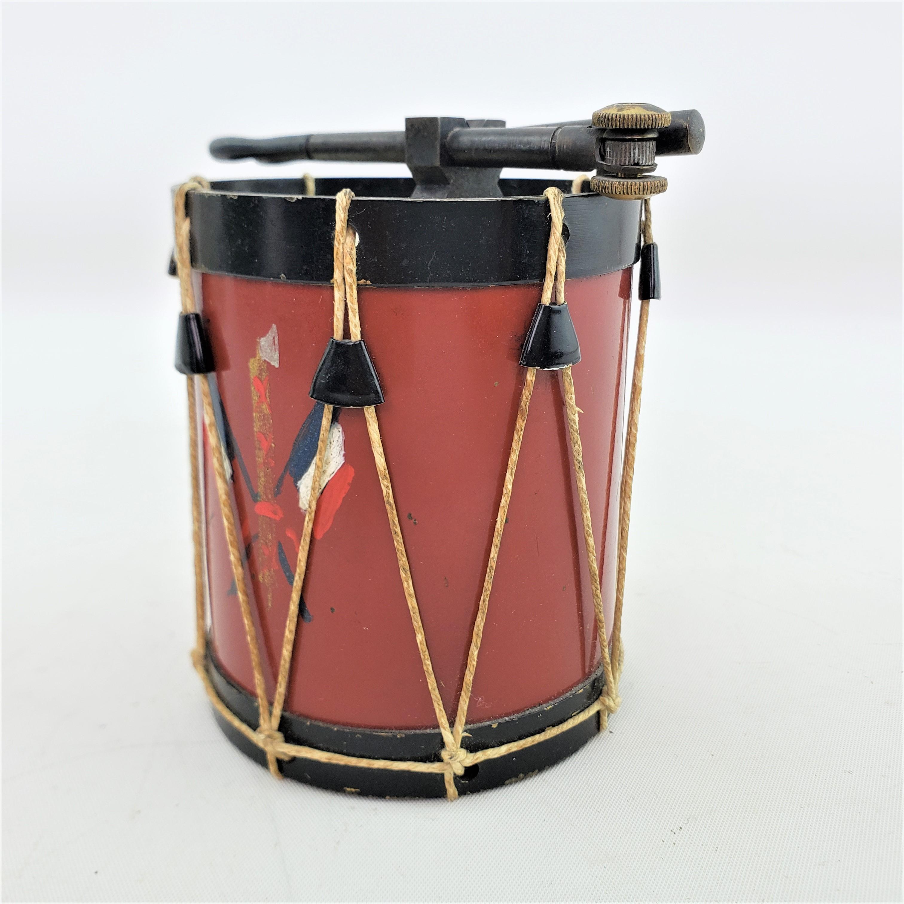 Français Antique briquet de table pour cigarettes Art Déco figuratif Marching Band Drum & Drumsticks en vente
