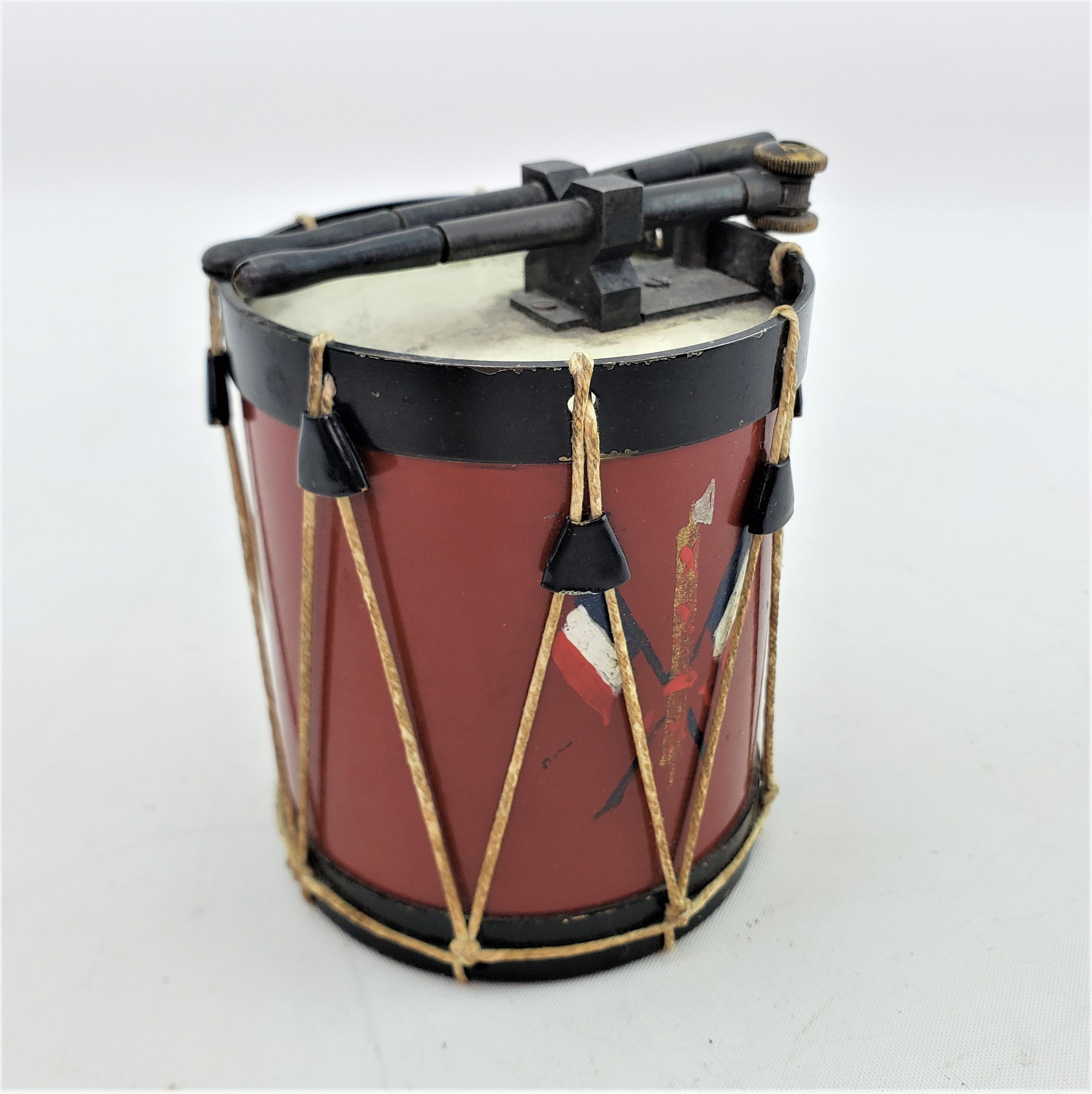 Fait à la machine Antique briquet de table pour cigarettes Art Déco figuratif Marching Band Drum & Drumsticks en vente