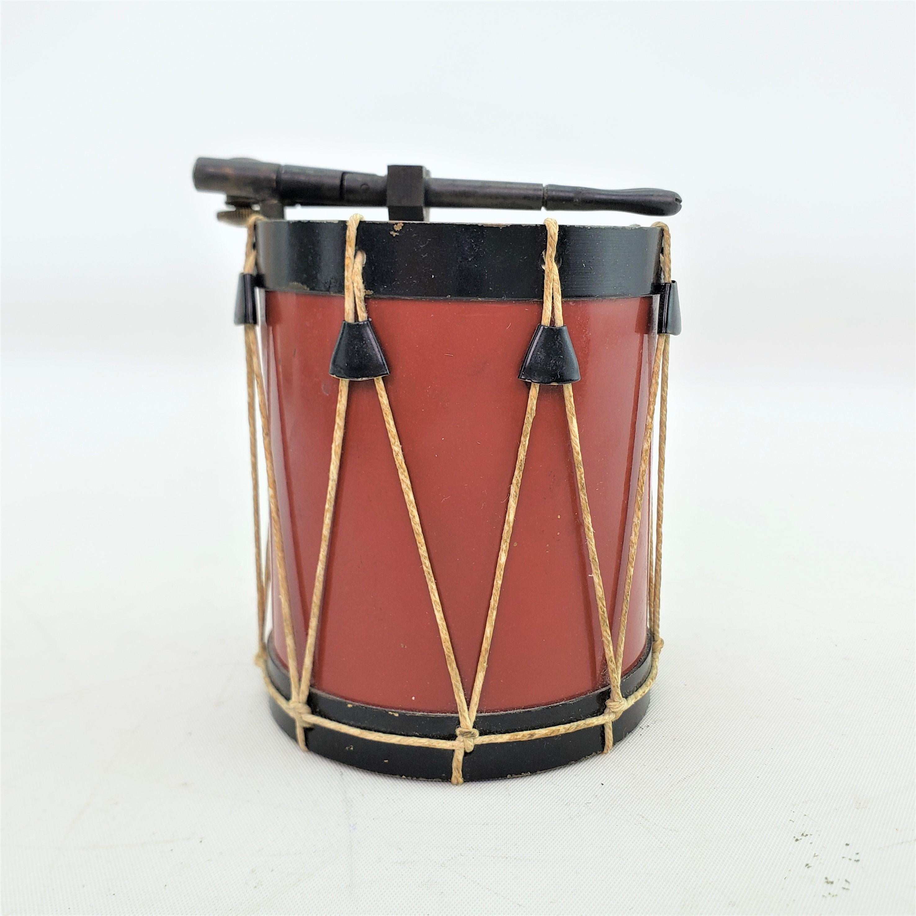 Métal Antique briquet de table pour cigarettes Art Déco figuratif Marching Band Drum & Drumsticks en vente