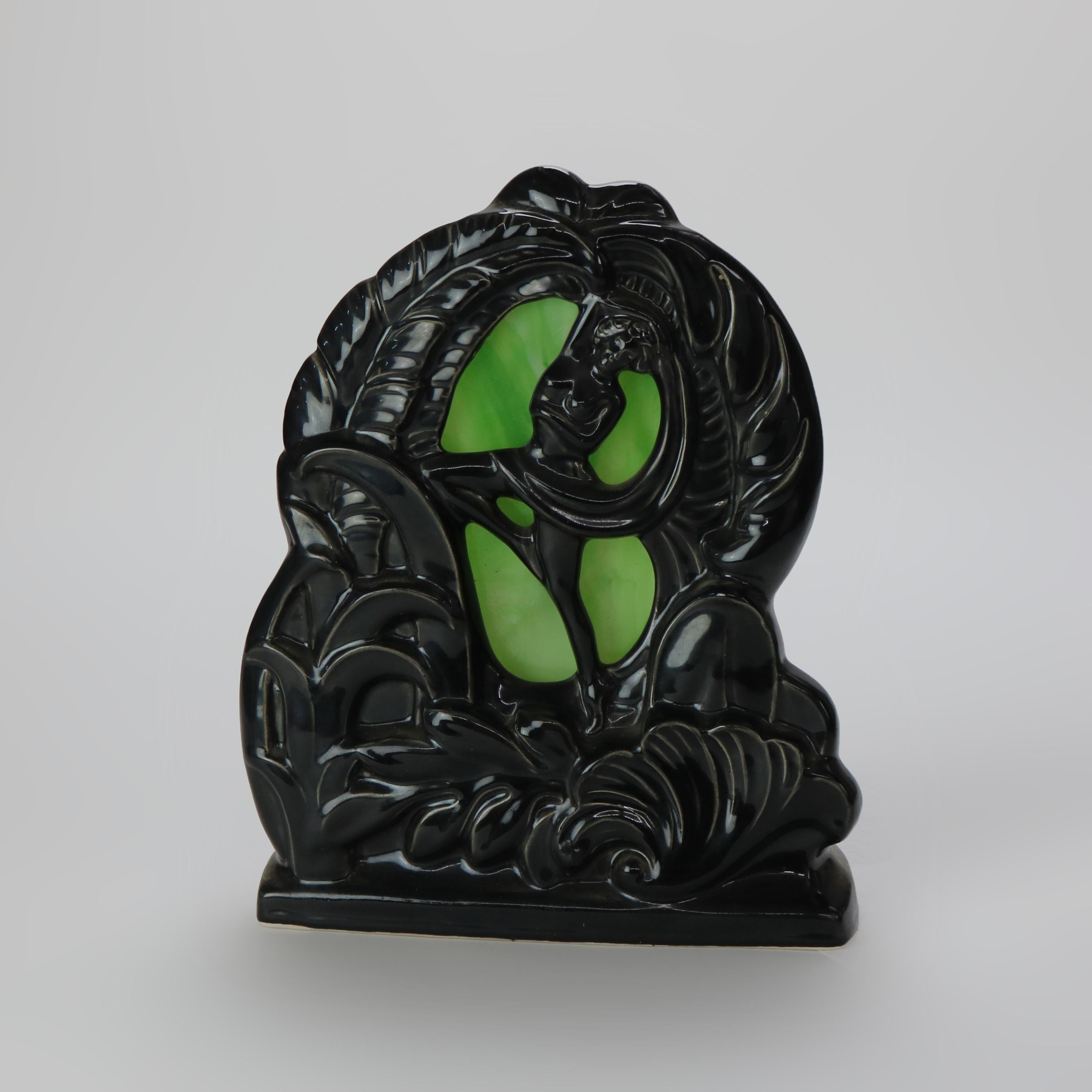 Poteries Lampe de table ancienne Art Deco Figural Pottery and Slag Glass C1930 en vente