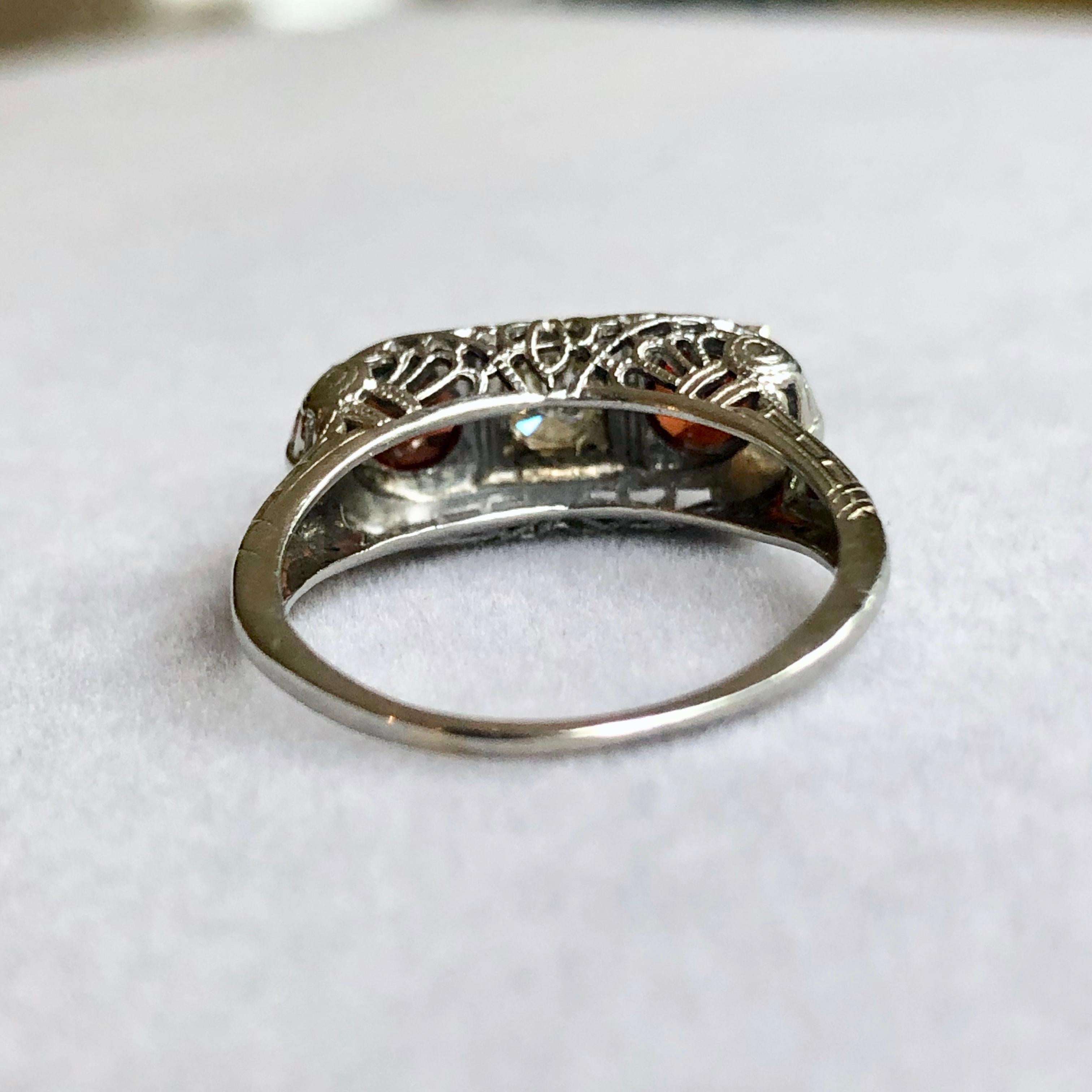 Art Deco Style Filigree 3-Stone Diamond Spinel Ring 18 Karat For Sale 3