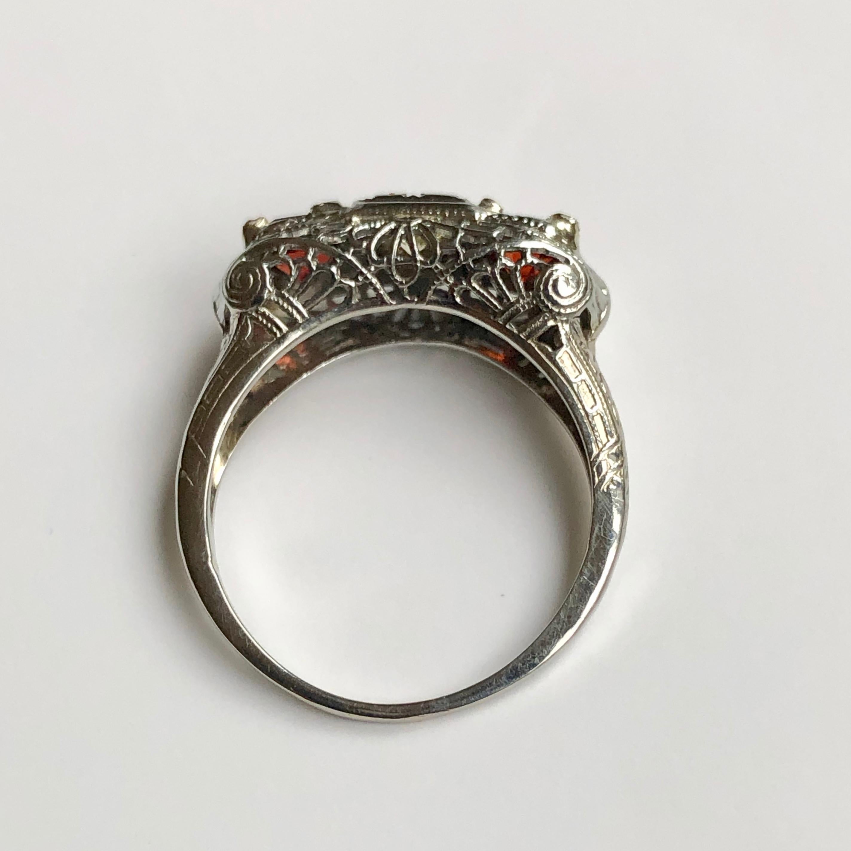 Art Deco Style Filigree 3-Stone Diamond Spinel Ring 18 Karat For Sale 4