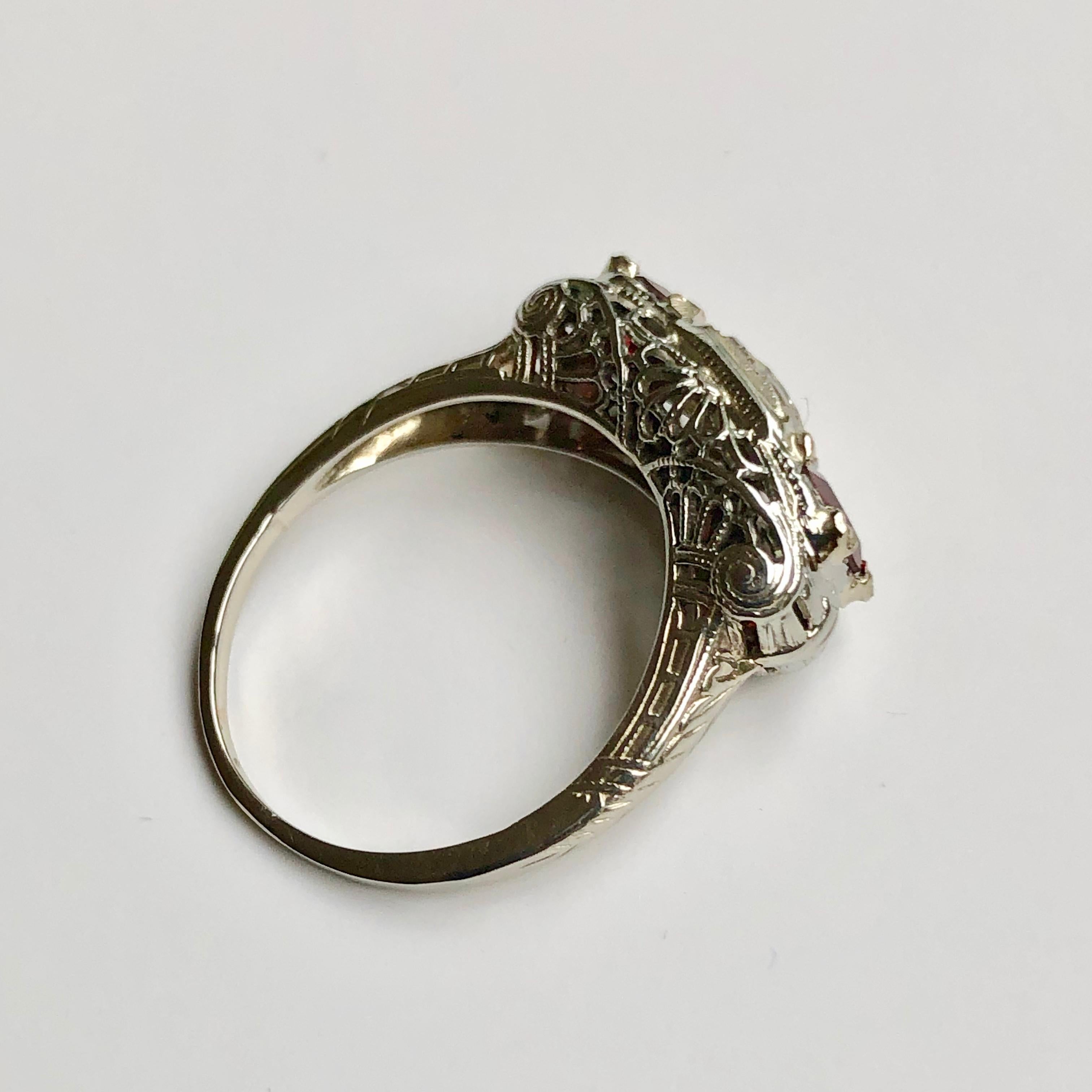 Art Deco Style Filigree 3-Stone Diamond Spinel Ring 18 Karat For Sale 1