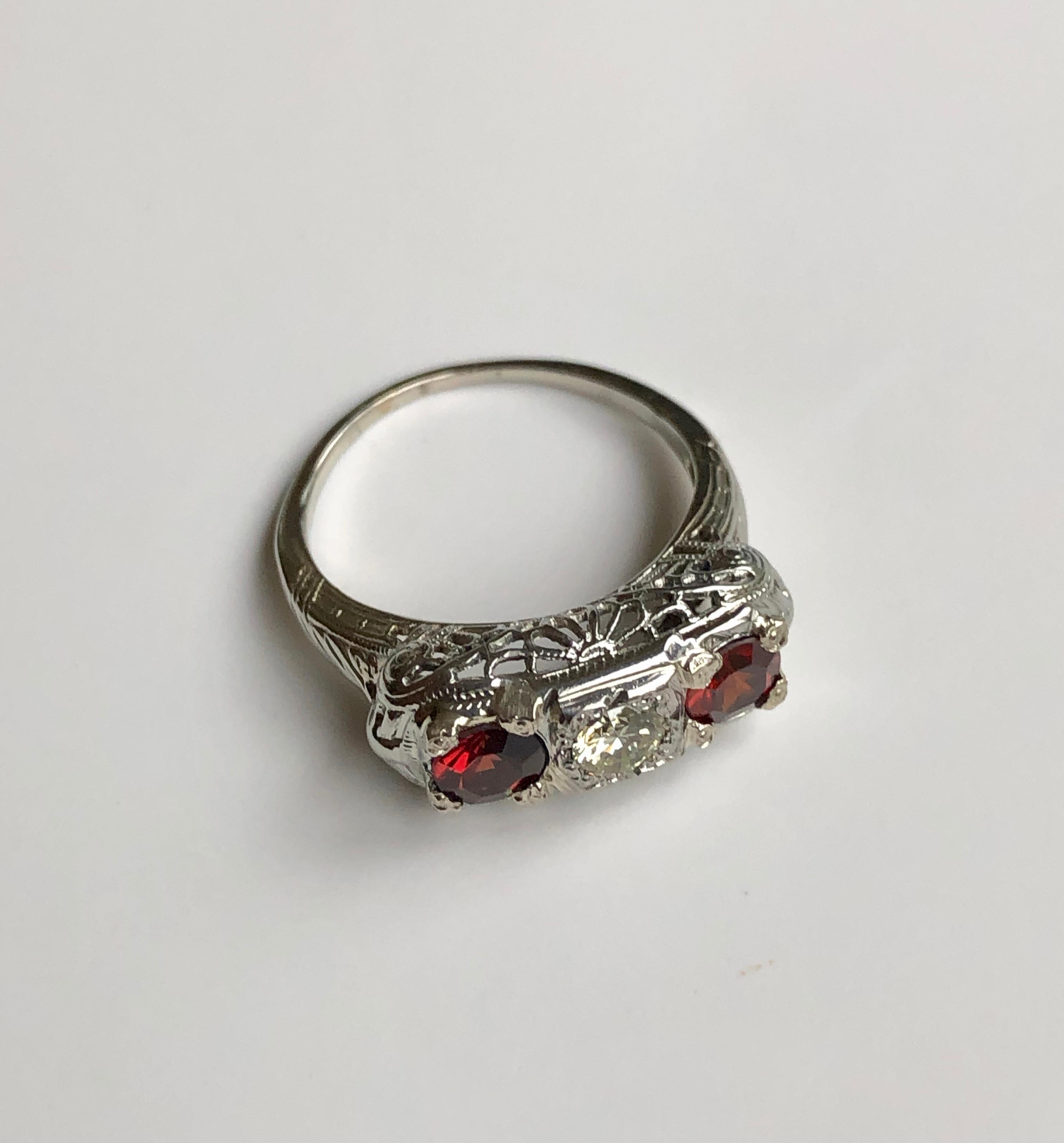Art Deco Style Filigree 3-Stone Diamond Spinel Ring 18 Karat For Sale 2