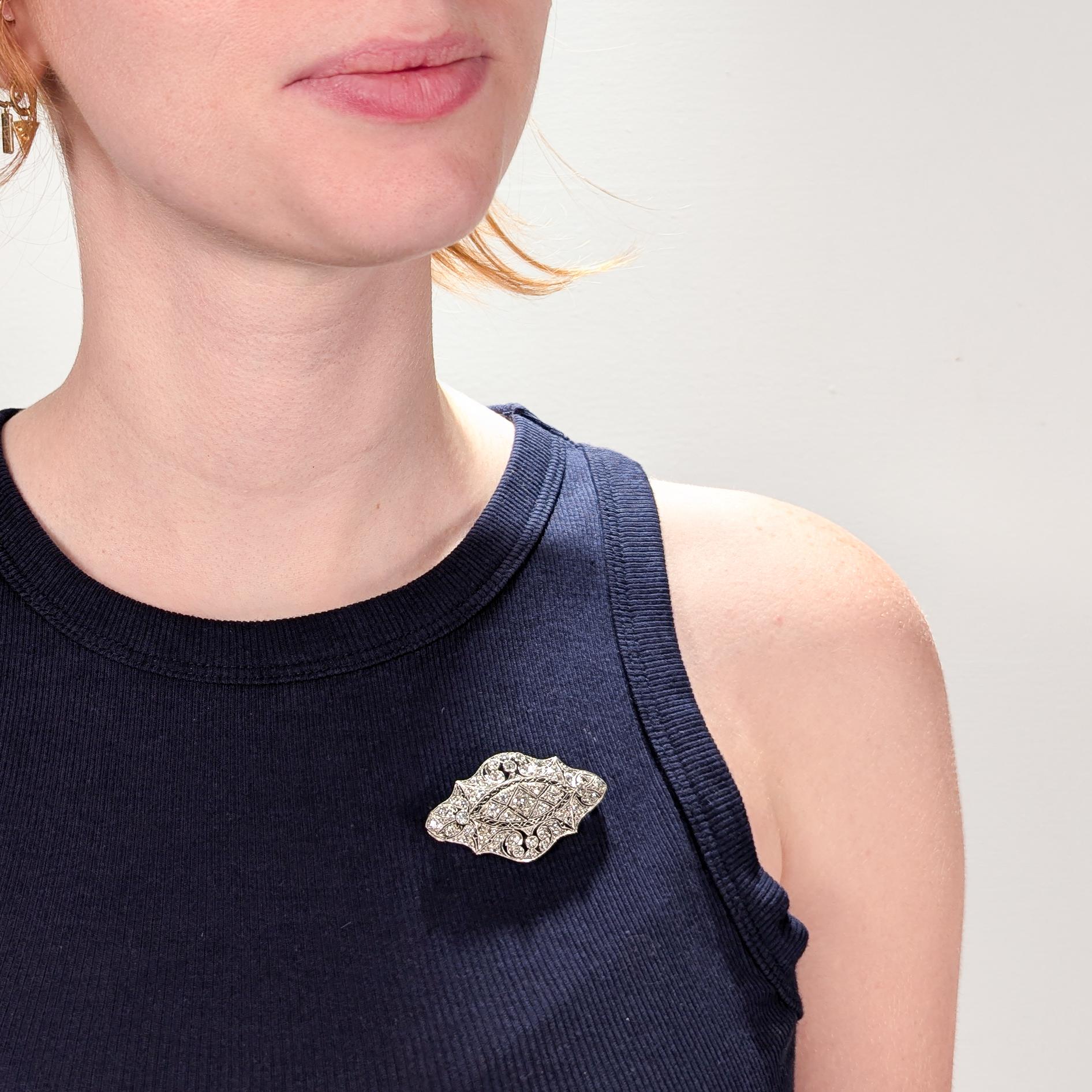 A fine antique Art Deco brooch.

In platinum.

With a central set Old European cut 0.68 ct± diamond (color H-I-J, clarity: SI1) surrounded by 54 Old European cut diamonds (3.25± Ctw, color: H-I, clarity: SI).

With a pin and clasp and an integral