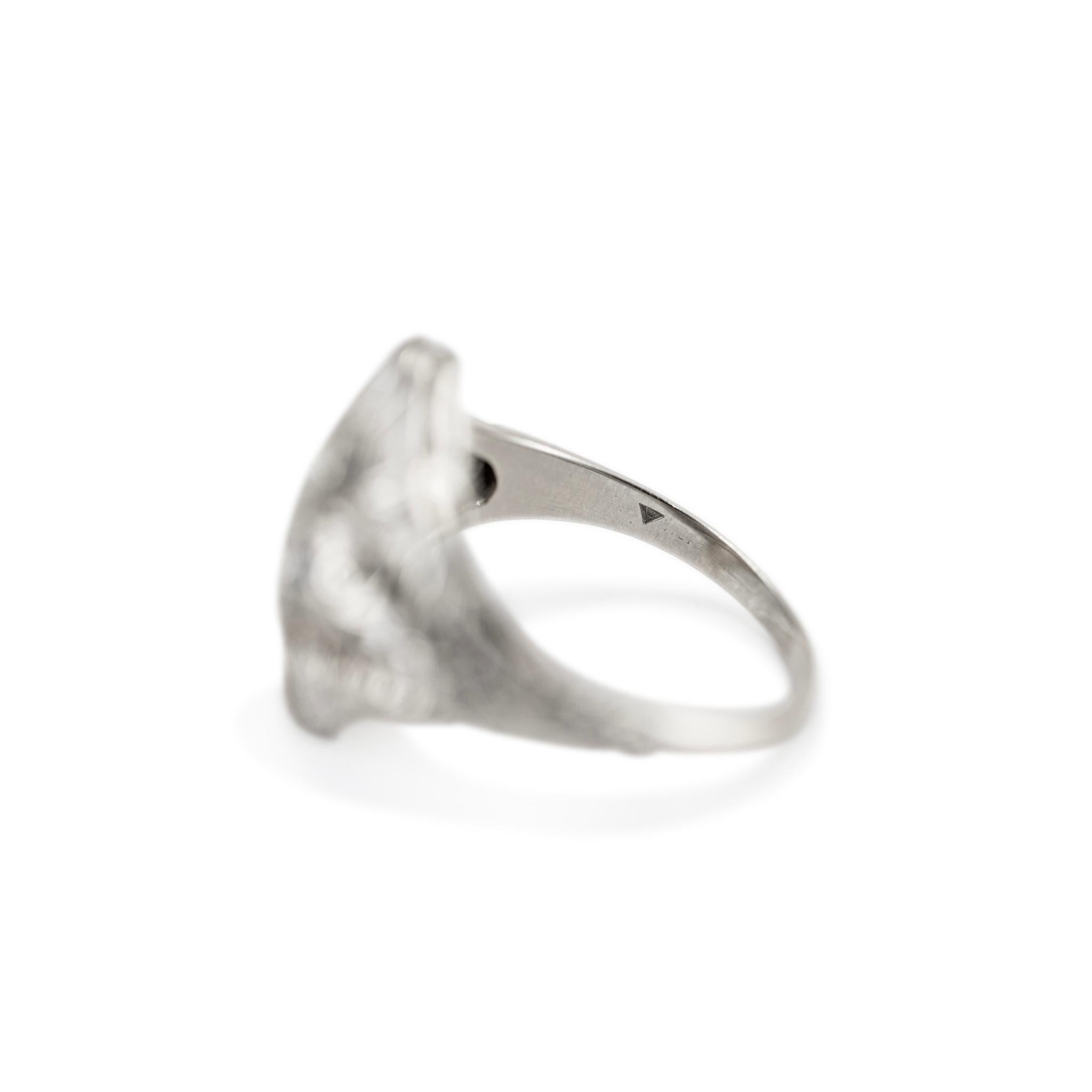 Bague cocktail Art déco ancienne filigranée en or blanc 18 carats avec quatre diamants et saphirs en vente 1