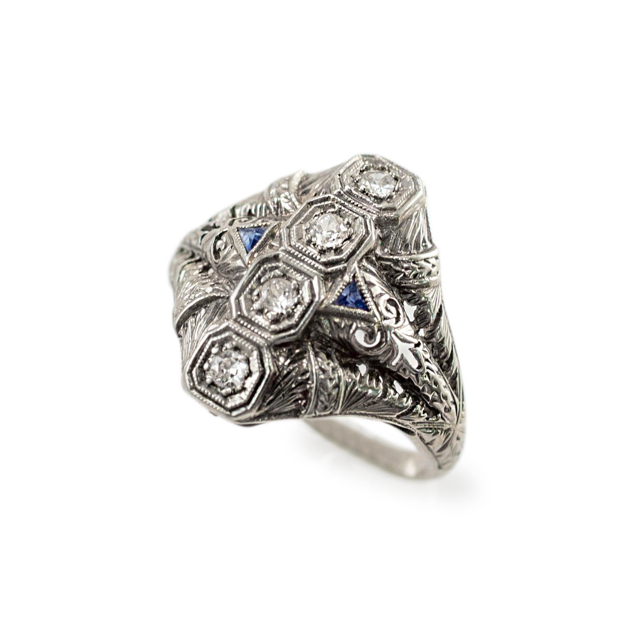Genre : Mesdames

Type de métal : Or jaune 18K 

Taille : 7

Largeur : 18,50 mm

Poids : 4.60 grammes

Une bague de cocktail en or blanc 18 carats filigrané, faite à la main, à quatre croix, diamants et saphirs, de style art-déco (1920-1930),, avec