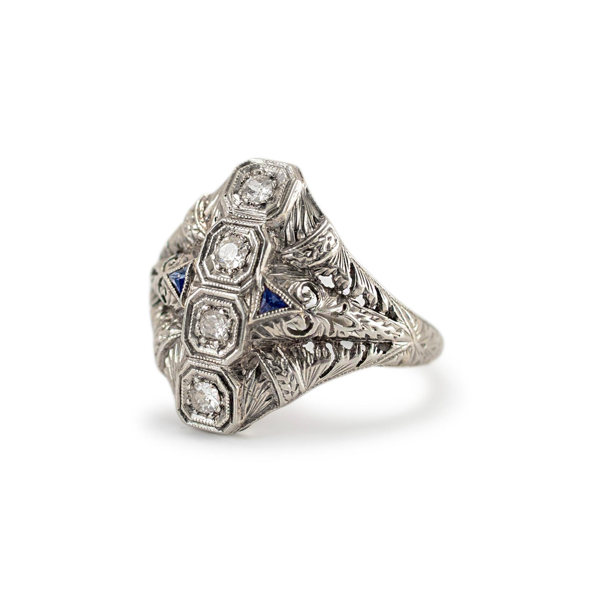 Taille vieille Europe Bague cocktail Art déco ancienne filigranée en or blanc 18 carats avec quatre diamants et saphirs en vente