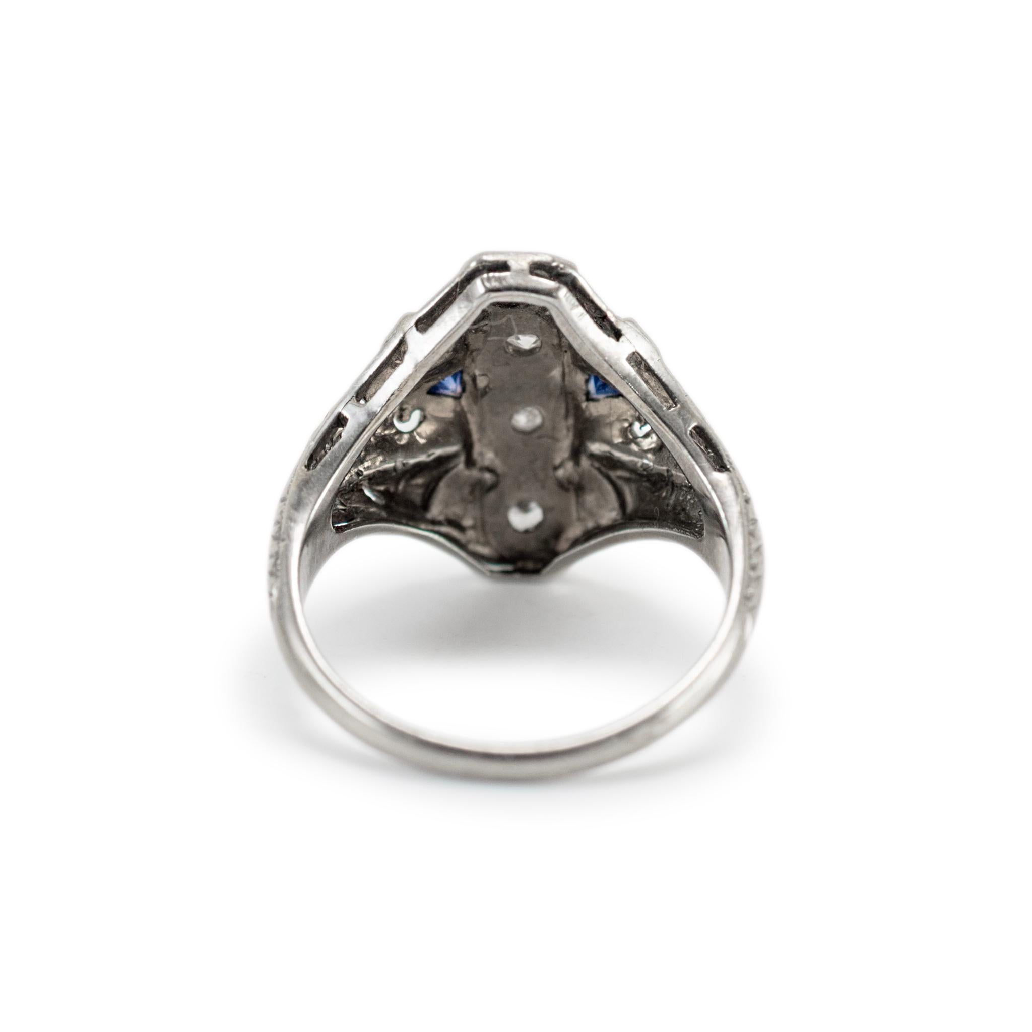 Bague cocktail Art déco ancienne filigranée en or blanc 18 carats avec quatre diamants et saphirs Pour femmes en vente