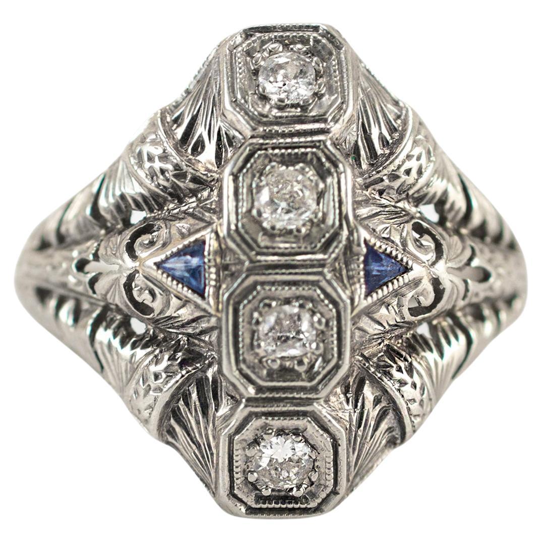 Bague cocktail Art déco ancienne filigranée en or blanc 18 carats avec quatre diamants et saphirs